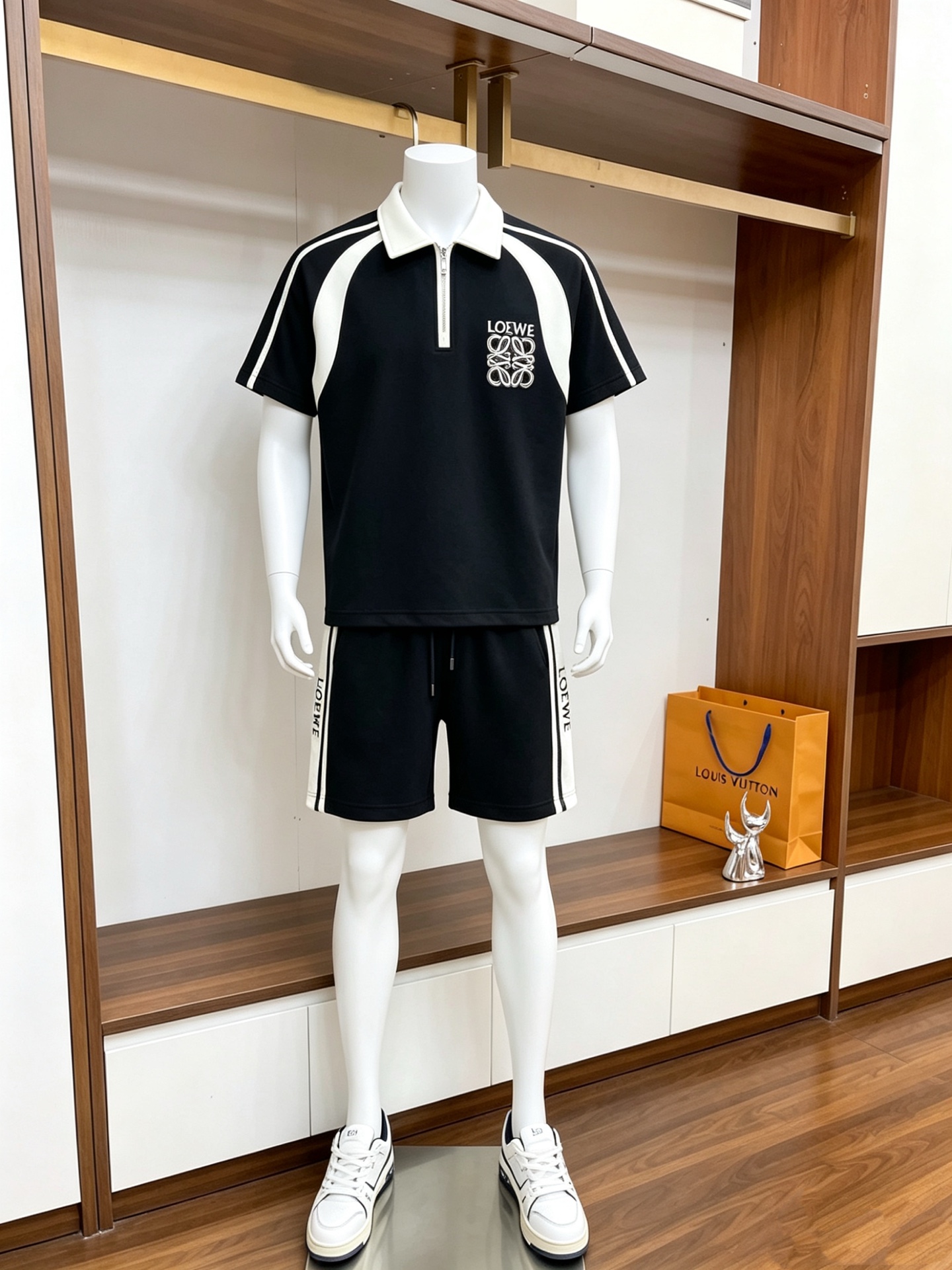 NO:832475,Directly approved brand Loewe 2026 summer latest model, same style for men and women, classic design short-sleeved T-shirt shorts suit, slightly expanded version, customized air layer fabric, soft to the touch, comfortable to wear, fine workmanship. The upper body effect is invincible and handsome, size M-3XL,,loewe,shorts,T-shirt,tees,t-shirt,19860909直批 品牌罗意威 2026夏季最新款,男女同款,经典设计短袖T恤短裤套装,微扩版型,定制空气层面料,手感柔软,穿着舒适,做工精细.上身效果无敌帅气,码数M-3XL,,loewe,shorts,T-shirt,tees，t-shirt,,Men's clothing