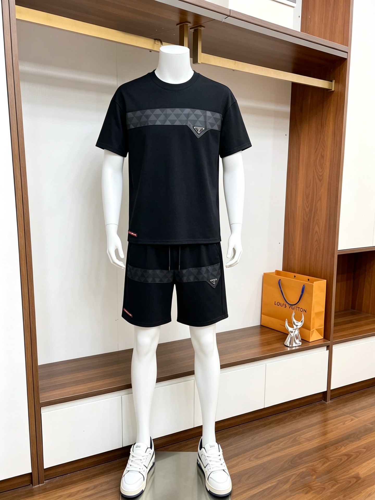 NO:832481,Directly approved brand Prada 2026 summer latest model, same style for men and women, classic design short-sleeved T-shirt shorts suit, slightly expanded version, customized air layer fabric, soft to the touch, comfortable to wear, fine workmanship. The upper body effect is invincible and handsome, size M-3XL,, prada, shorts, T-shirt, tees, t-shirt,19860909直批 品牌普拉达 2026夏季最新款,男女同款,经典设计短袖T恤短裤套装,微扩版型,定制空气层面料,手感柔软,穿着舒适,做工精细.上身效果无敌帅气,码数M-3XL,,prada,shorts,T-shirt,tees，t-shirt,,Men's clothing
