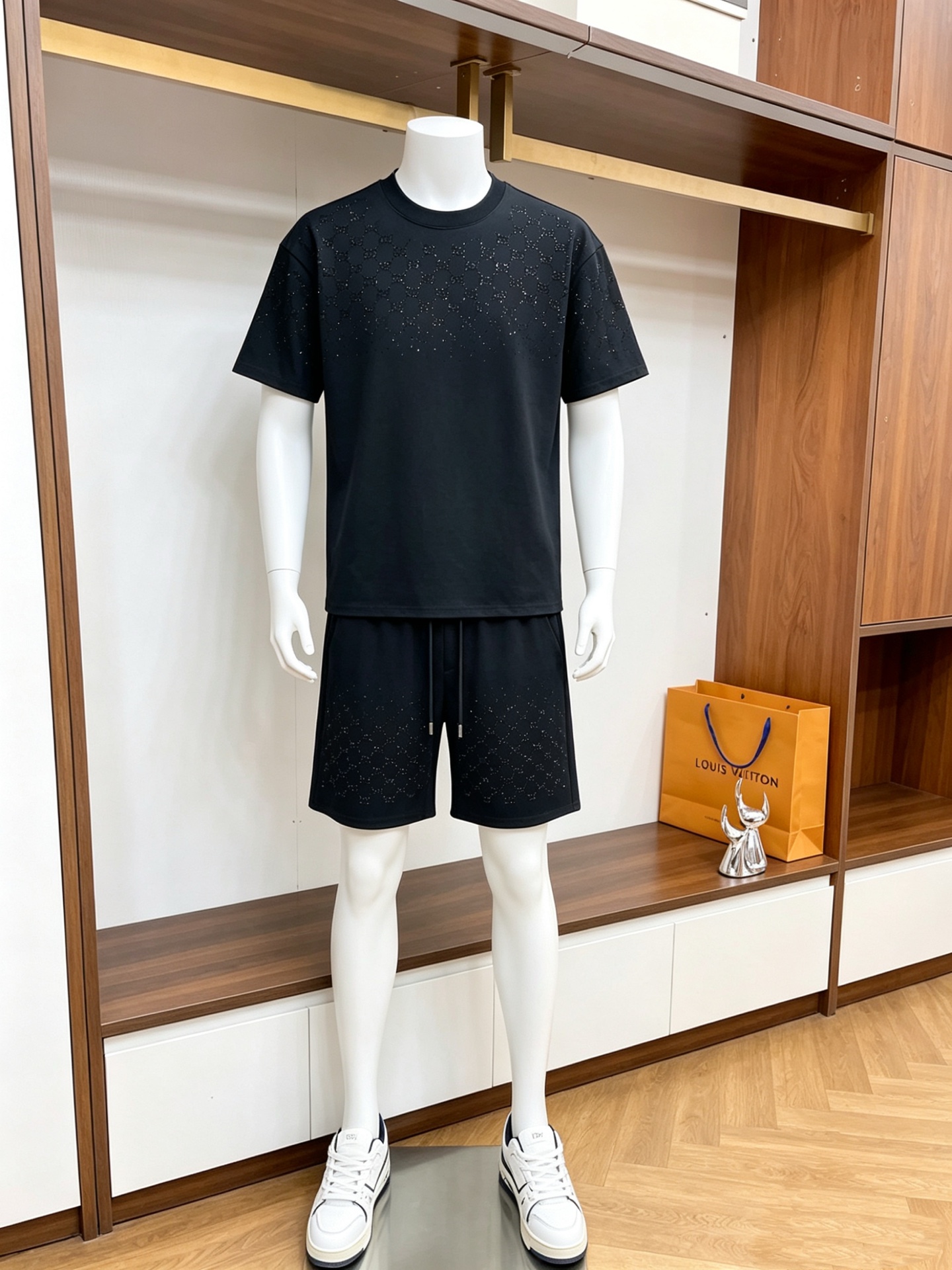 NO:832489,Directly approved brand Gucci 2026 summer latest model, same style for men and women, classic design short-sleeved T-shirt shorts suit, slightly expanded version, customized air layer fabric, soft to the touch, comfortable to wear, fine workmanship. The upper body effect is invincible and handsome, size M-3XL, shorts, T-shirt, tees, t-shirt,19860909直批 品牌古奇 2026夏季最新款,男女同款,经典设计短袖T恤短裤套装,微扩版型,定制空气层面料,手感柔软,穿着舒适,做工精细.上身效果无敌帅气,码数M-3XL,,shorts,T-shirt,tees，t-shirt,,Men's clothing