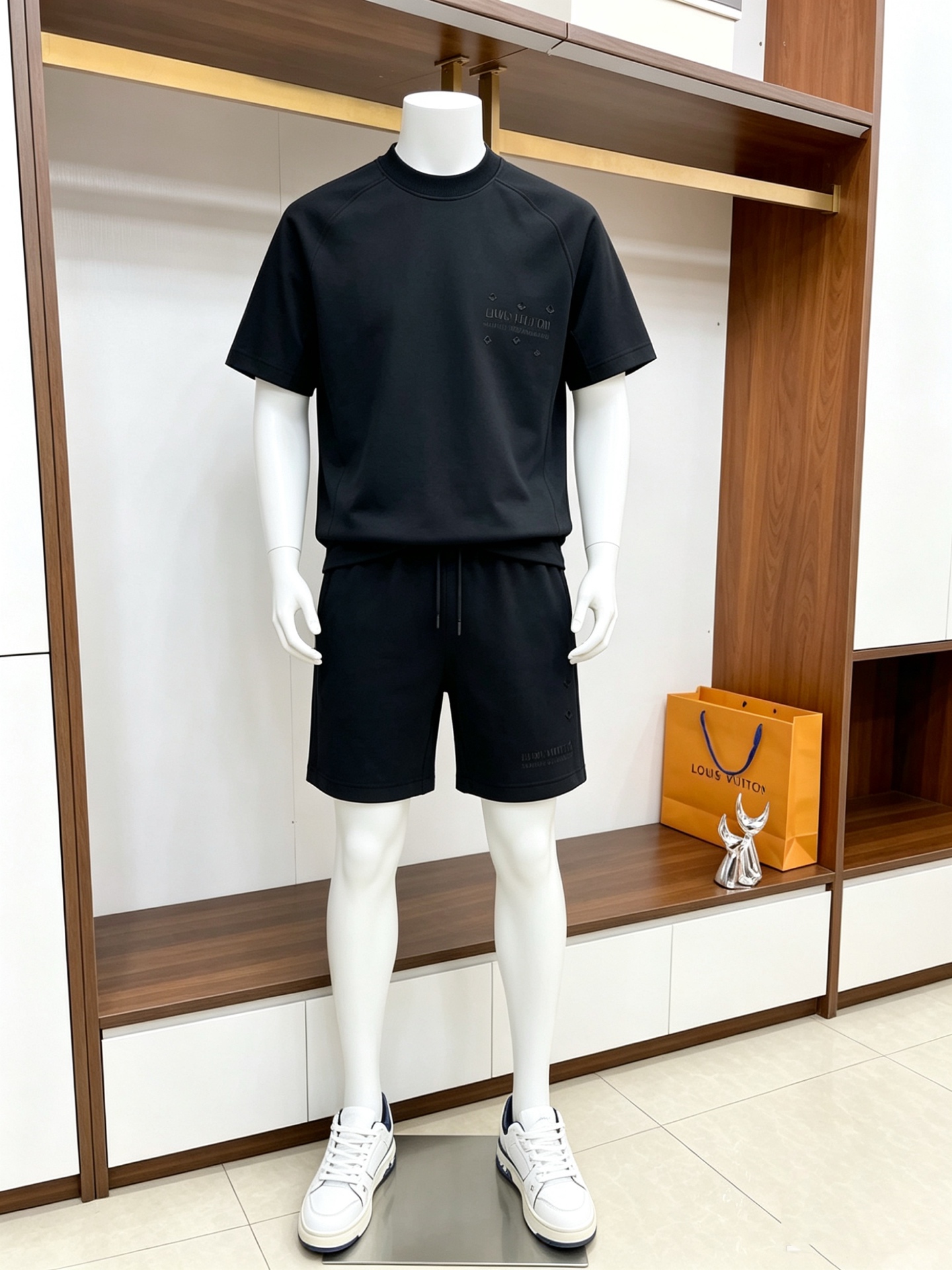 NO:832496,Directly approved brand LV 2026 summer latest model, same style for men and women, classic design short-sleeved T-shirt and shorts suit, slightly expanded version, customized air layer fabric, soft to the touch, comfortable to wear, fine workmanship. The upper body effect is incomparably handsome, size M-3XL, louis vuitton, shorts, T-shirt, tees, t-shirt,19860909直批 品牌LV 2026夏季最新款,男女同款,经典设计短袖T恤短裤套装,微扩版型,定制空气层面料,手感柔软,穿着舒适,做工精细.上身效果无敌帅气,码数M-3XL,,louis vuitton,shorts,T-shirt,tees，t-shirt,,Men's clothing
