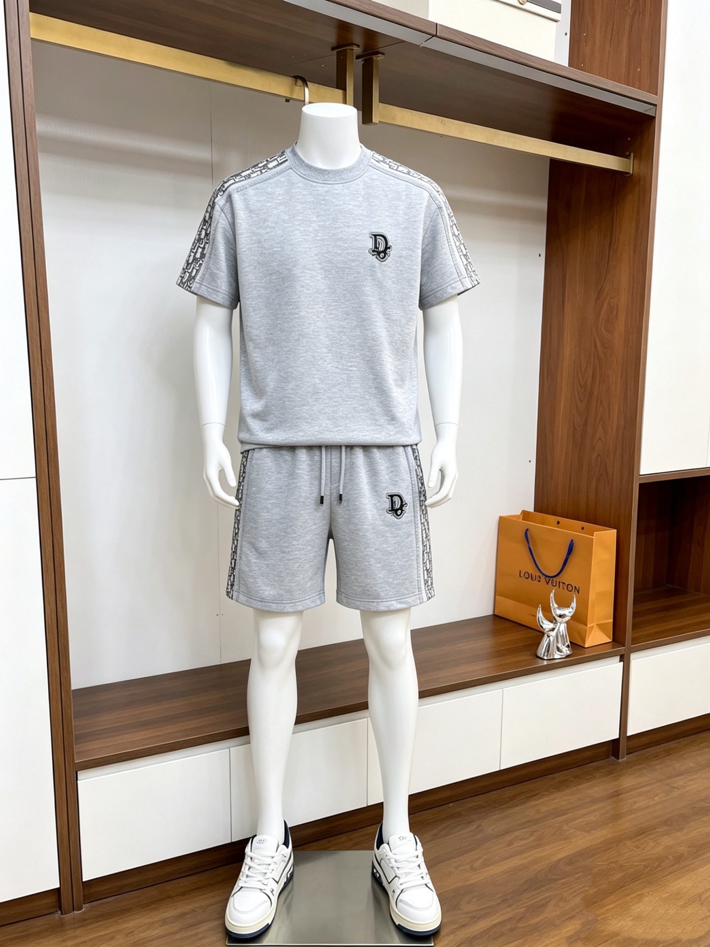 NO:832500,Directly approved brand Dior's latest 2026 summer style, same style for men and women, classic design short-sleeved T-shirt shorts suit, slightly expanded version, customized air layer fabric, soft to the touch, comfortable to wear, fine workmanship. The upper body effect is invincible and handsome, size M-3XL, dior, shorts, T-shirt, tees, t-shirt,19860909直批 品牌迪奥 2026夏季最新款,男女同款,经典设计短袖T恤短裤套装,微扩版型,定制空气层面料,手感柔软,穿着舒适,做工精细.上身效果无敌帅气,码数M-3XL,,dior,shorts,T-shirt,tees，t-shirt,,Men's clothing