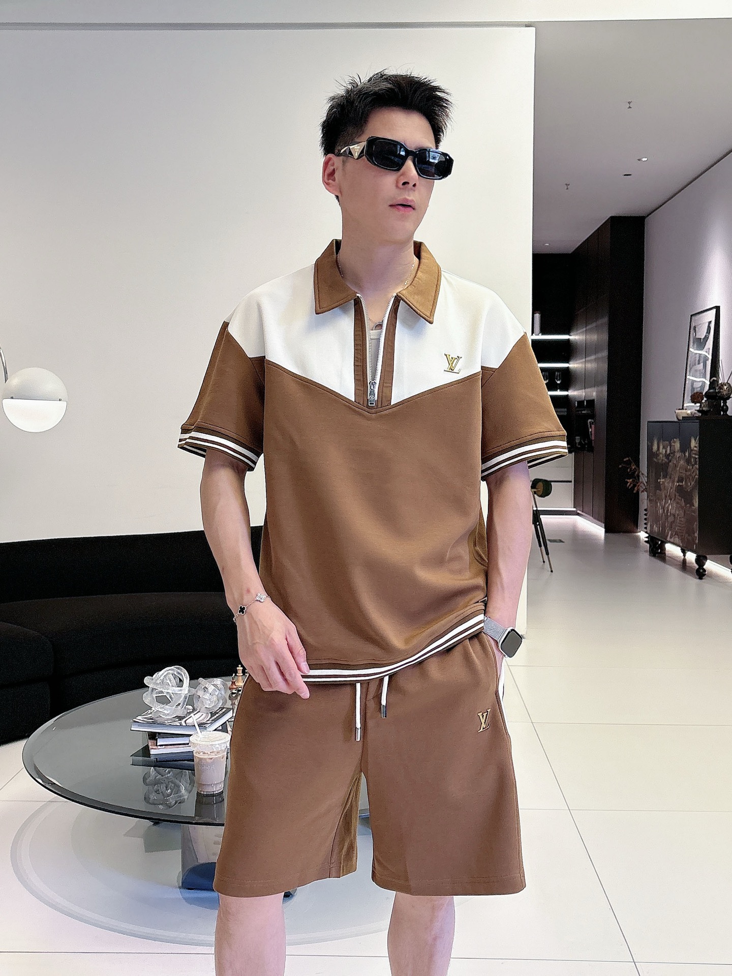 NO:873225,Directly approved brand LV 2026 summer latest model, same style for men and women, classic design short-sleeved T-shirt shorts suit, slightly expanded version, customized air layer fabric, soft to the touch, comfortable to wear, fine workmanship. The upper body effect is incomparably handsome, size M-3XLD1,, louis vuitton, shorts, T-shirt, tees, t-shirt,19860909直批 品牌LV 2026夏季最新款,男女同款,经典设计短袖T恤短裤套装,微扩版型,定制空气层面料,手感柔软,穿着舒适,做工精细.上身效果无敌帅气,码数M-3XLD1,,louis vuitton,shorts,T-shirt,tees，t-shirt,,Men's clothing