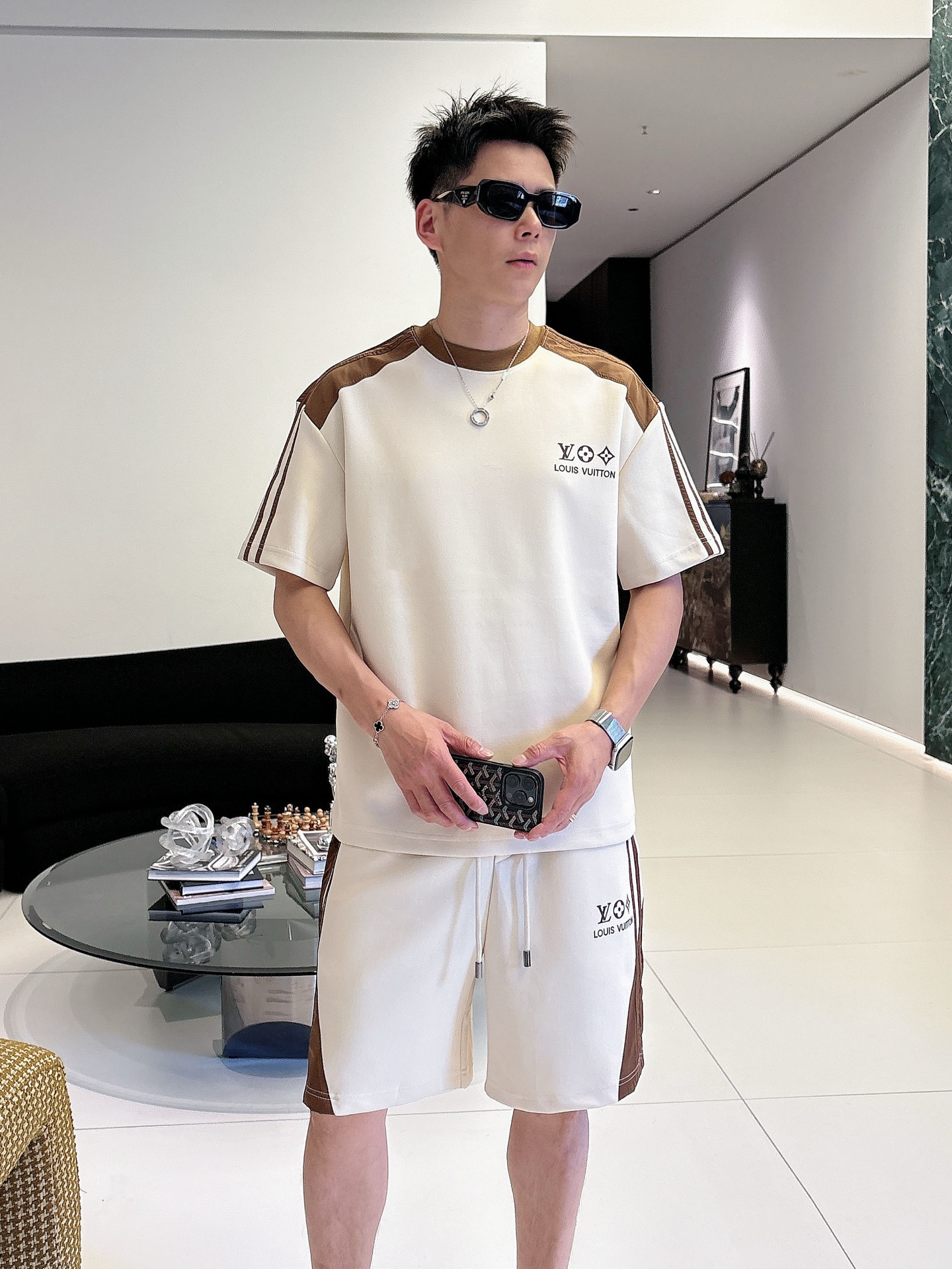 NO:849595,. Brand LV 2026 latest summer style, same style for men and women, classic design short-sleeved T-shirt shorts suit, slightly expanded version, customized air layer fabric, soft to the touch, comfortable to wear, fine workmanship. The upper body effect is incomparably handsome, size M-3XLD1,, louis vuitton, shorts, T-shirt, tees, t-shirt,19860909. 品牌LV 2026夏季最新款,男女同款,经典设计短袖T恤短裤套装,微扩版型,定制空气层面料,手感柔软,穿着舒适,做工精细.上身效果无敌帅气,码数M-3XLD1,,louis vuitton,shorts,T-shirt,tees，t-shirt,,Men's clothing