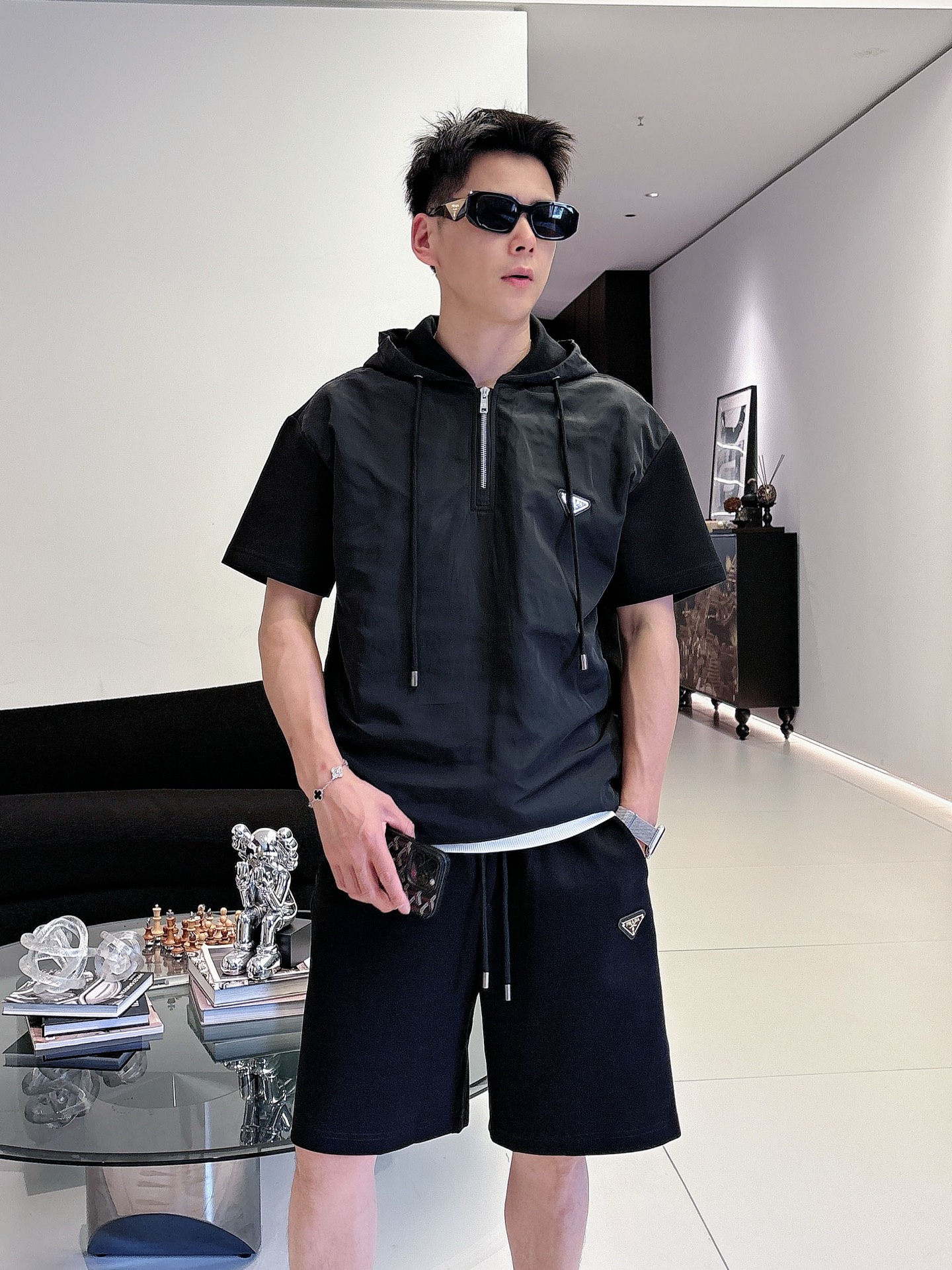NO:849551,. Brand Prada 2026 summer latest model, same style for men and women, classic design short-sleeved T-shirt shorts suit, slightly expanded version, customized air layer fabric, soft to the touch, comfortable to wear, fine workmanship. The upper body effect is incomparably handsome, size M-3XLD1,, prada, shorts, T-shirt, tees, t-shirt,19860909. 品牌普拉达 2026夏季最新款,男女同款,经典设计短袖T恤短裤套装,微扩版型,定制空气层面料,手感柔软,穿着舒适,做工精细.上身效果无敌帅气,码数M-3XLD1,,prada,shorts,T-shirt,tees，t-shirt,,Men's clothing
