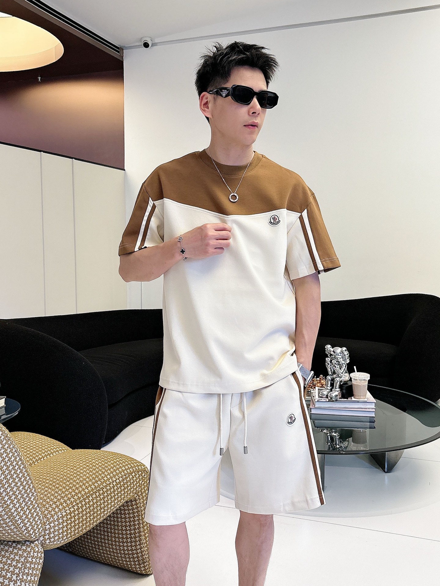 NO:849554,. Brand mouth mask 2026 summer latest model, same style for men and women, classic design short-sleeved T-shirt shorts suit, slightly expanded version, customized air layer fabric, soft feel, comfortable to wear, fine workmanship. The upper body effect is incomparably handsome, size M-3XLD1, Moncler, shorts, T-shirt, tees, t-shirt,19860909. 品牌蒙口 2026夏季最新款,男女同款,经典设计短袖T恤短裤套装,微扩版型,定制空气层面料,手感柔软,穿着舒适,做工精细.上身效果无敌帅气,码数M-3XLD1,,Moncler,shorts,T-shirt,tees，t-shirt,,Men's clothing