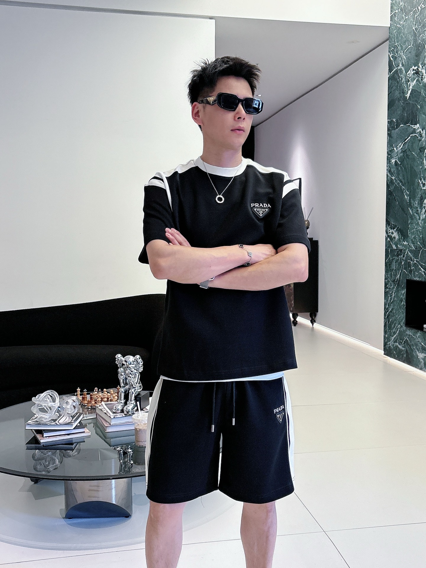 NO:873233,Directly approved brand Prada 2026 summer latest model, same style for men and women, classic design short-sleeved T-shirt shorts suit, slightly expanded version, customized air layer fabric, soft to the touch, comfortable to wear, fine workmanship. The upper body effect is invincible and handsome, size M-3XLD1,, prada, shorts, T-shirt, tees, t-shirt,19860909直批 品牌普拉达 2026夏季最新款,男女同款,经典设计短袖T恤短裤套装,微扩版型,定制空气层面料,手感柔软,穿着舒适,做工精细.上身效果无敌帅气,码数M-3XLD1,,prada,shorts,T-shirt,tees，t-shirt,,Men's clothing
