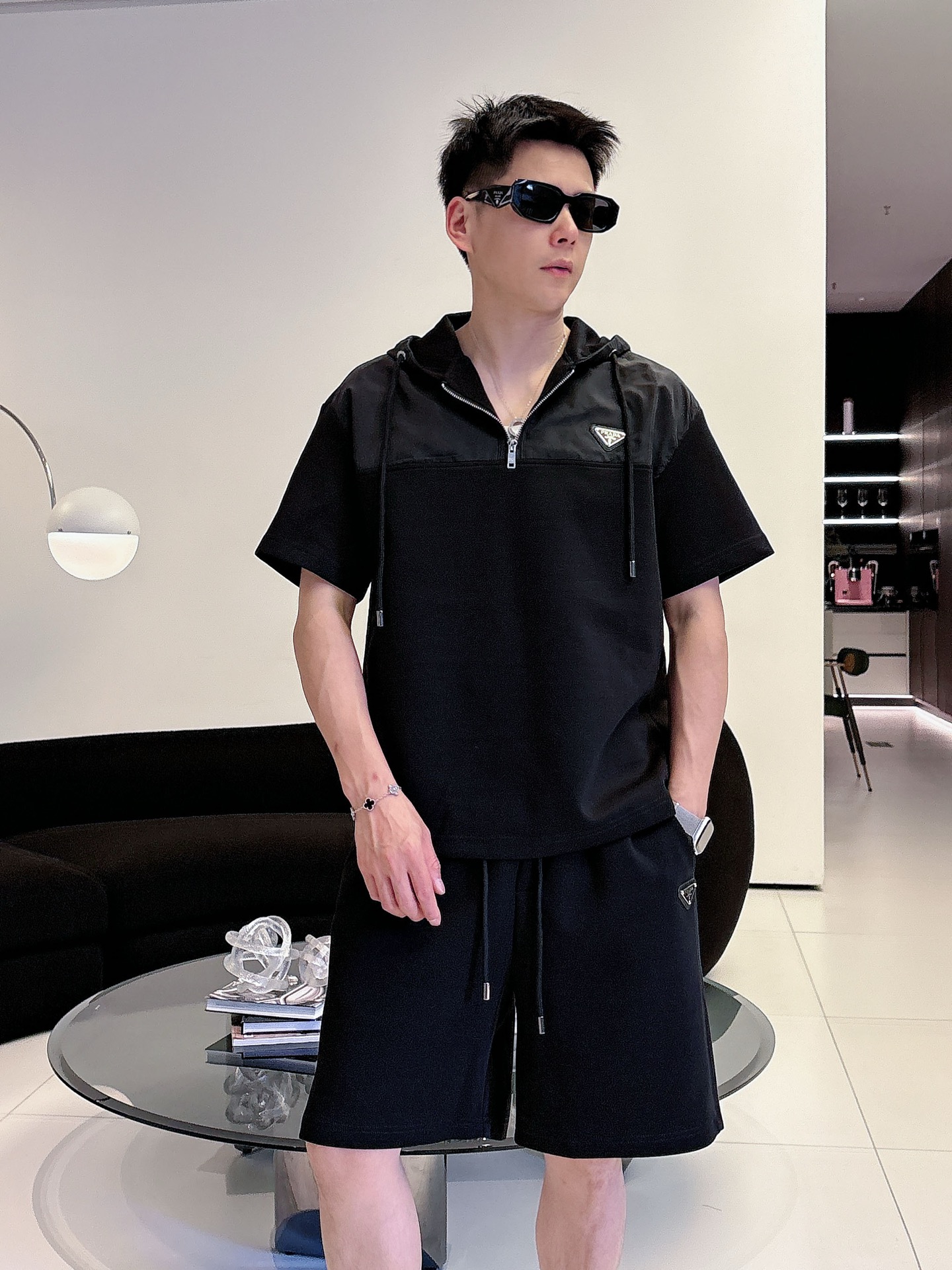 NO:849557,. Brand Prada 2026 summer latest model, same style for men and women, classic design short-sleeved T-shirt shorts suit, slightly expanded version, customized air layer fabric, soft to the touch, comfortable to wear, fine workmanship. The upper body effect is incomparably handsome, size M-3XLD1,, prada, shorts, T-shirt, tees, t-shirt,19860909. 品牌普拉达 2026夏季最新款,男女同款,经典设计短袖T恤短裤套装,微扩版型,定制空气层面料,手感柔软,穿着舒适,做工精细.上身效果无敌帅气,码数M-3XLD1,,prada,shorts,T-shirt,tees，t-shirt,,Men's clothing