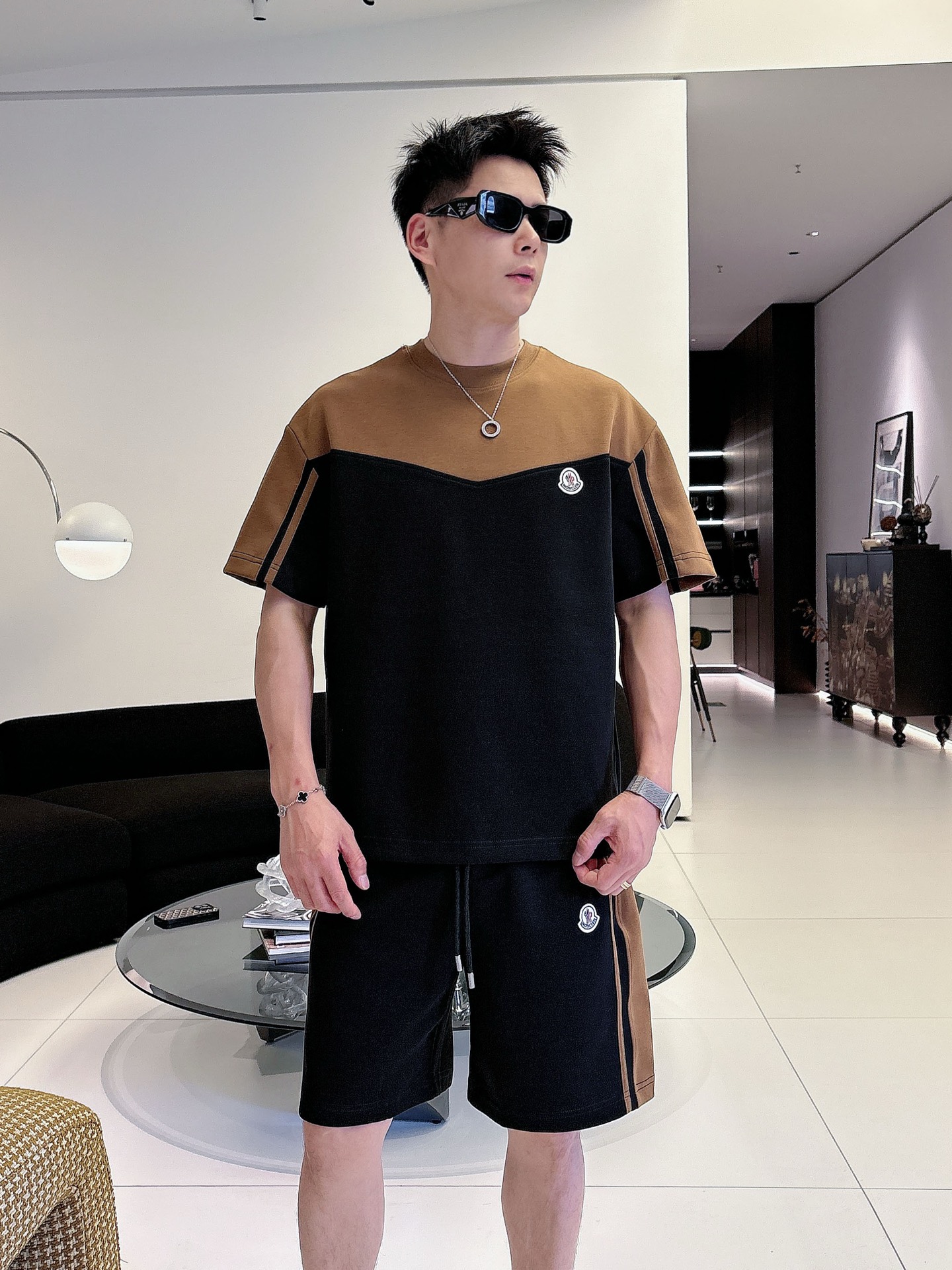 NO:849560,. Brand mouth mask 2026 summer latest model, same style for men and women, classic design short-sleeved T-shirt shorts suit, slightly expanded version, customized air layer fabric, soft feel, comfortable to wear, fine workmanship. The upper body effect is incomparably handsome, size M-3XLD1, Moncler, shorts, T-shirt, tees, t-shirt,19860909. 品牌蒙口 2026夏季最新款,男女同款,经典设计短袖T恤短裤套装,微扩版型,定制空气层面料,手感柔软,穿着舒适,做工精细.上身效果无敌帅气,码数M-3XLD1,,Moncler,shorts,T-shirt,tees，t-shirt,,Men's clothing