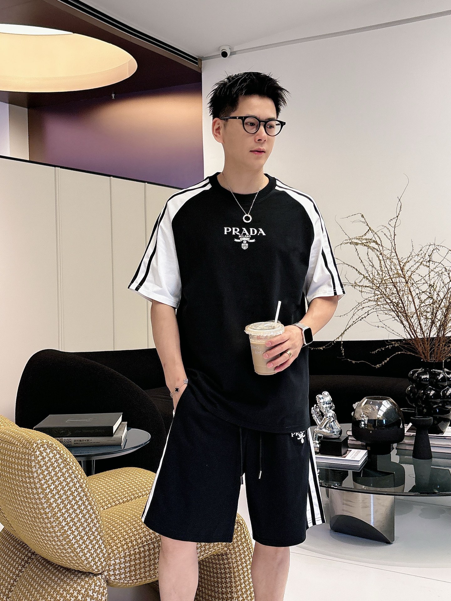 NO:849566,. Brand Prada 2026 summer latest model, same style for men and women, classic design short-sleeved T-shirt shorts suit, slightly expanded version, customized air layer fabric, soft to the touch, comfortable to wear, fine workmanship. The upper body effect is incomparably handsome, size M-3XLD1,, prada, shorts, T-shirt, tees, t-shirt,19860909. 品牌普拉达 2026夏季最新款,男女同款,经典设计短袖T恤短裤套装,微扩版型,定制空气层面料,手感柔软,穿着舒适,做工精细.上身效果无敌帅气,码数M-3XLD1,,prada,shorts,T-shirt,tees，t-shirt,,Men's clothing
