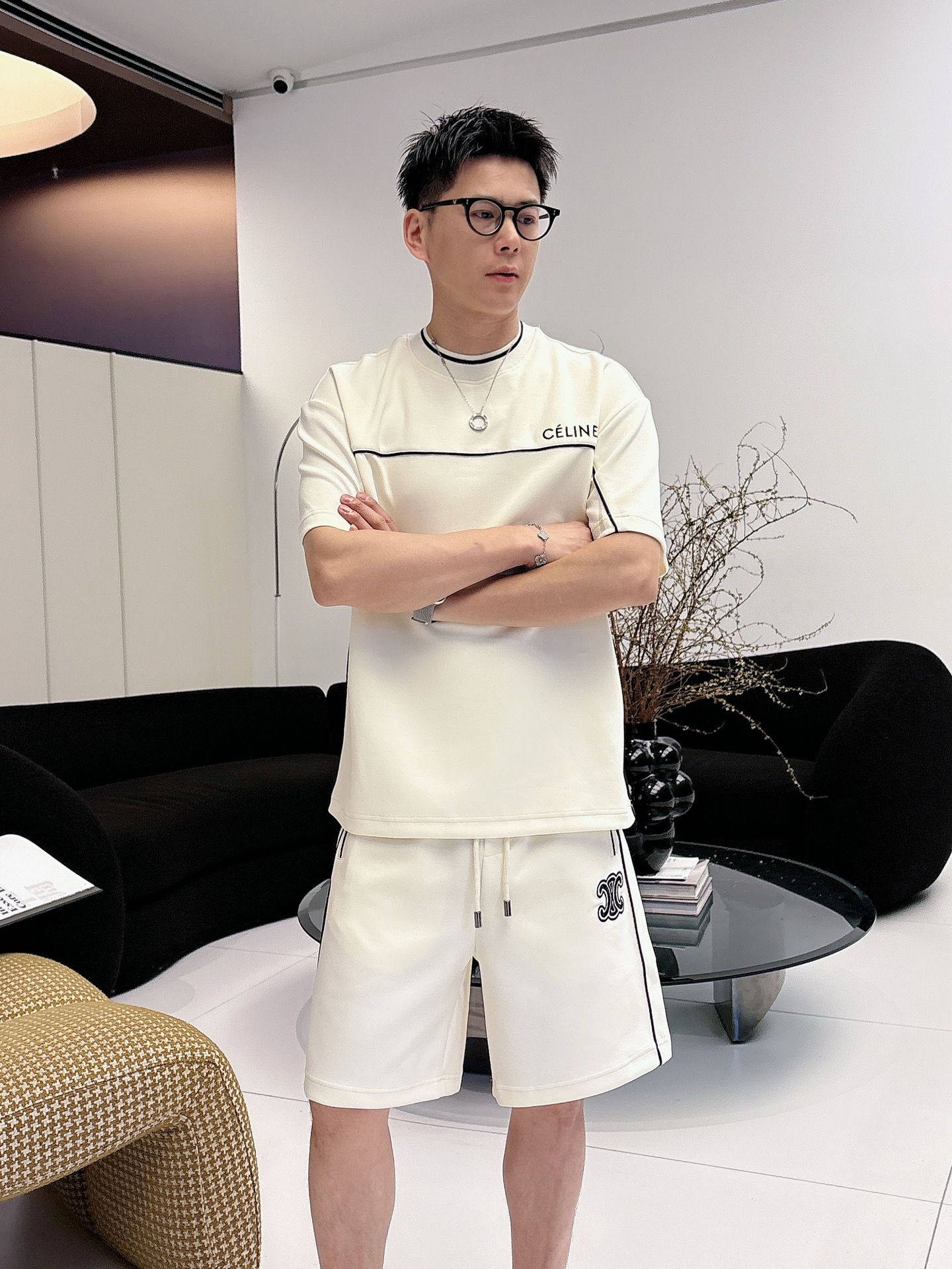 NO:849563,. Brand Chanel's latest 2026 summer style, same style for men and women, classic design short-sleeved T-shirt shorts suit, slightly expanded version, customized air layer fabric, soft to the touch, comfortable to wear, fine workmanship. The upper body effect is incomparably handsome, size M-3XLD1,,chanel,shorts,T-shirt,tees,t-shirt,19860909. 品牌香奈儿 2026夏季最新款,男女同款,经典设计短袖T恤短裤套装,微扩版型,定制空气层面料,手感柔软,穿着舒适,做工精细.上身效果无敌帅气,码数M-3XLD1,,chanel,shorts,T-shirt,tees，t-shirt,,Men's clothing