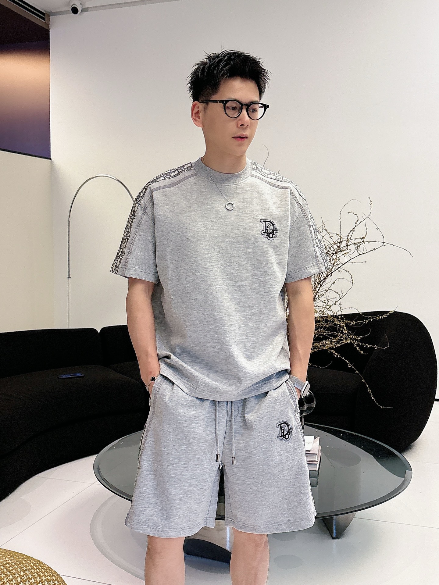 NO:873302,Directly approved brand Dior 2026 summer latest model, same style for men and women, classic design short-sleeved T-shirt shorts suit, slightly expanded version, customized air layer fabric, soft to the touch, comfortable to wear, fine workmanship. The upper body effect is incomparably handsome, size M-3XLD1,, dior, shorts, T-shirt, tees, t-shirt,19860909直批 品牌迪奥 2026夏季最新款,男女同款,经典设计短袖T恤短裤套装,微扩版型,定制空气层面料,手感柔软,穿着舒适,做工精细.上身效果无敌帅气,码数M-3XLD1,,dior,shorts,T-shirt,tees，t-shirt,,Men's clothing