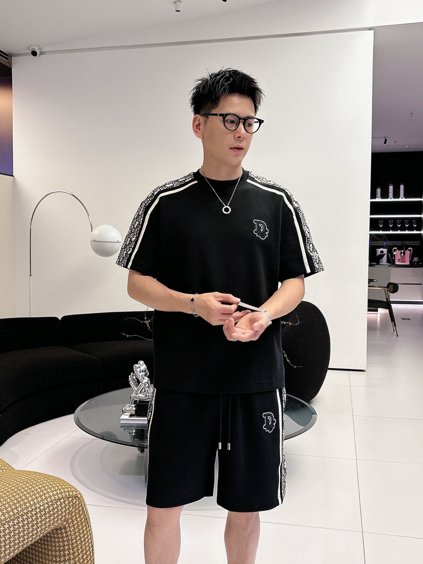 NO:849569,. Brand Dior's latest 2026 summer style, same style for men and women, classic design short-sleeved T-shirt shorts suit, slightly expanded version, customized air layer fabric, soft to the touch, comfortable to wear, fine workmanship. The upper body effect is incomparably handsome, size M-3XLD1,, dior, shorts, T-shirt, tees, t-shirt,19860909. 品牌迪奥 2026夏季最新款,男女同款,经典设计短袖T恤短裤套装,微扩版型,定制空气层面料,手感柔软,穿着舒适,做工精细.上身效果无敌帅气,码数M-3XLD1,,dior,shorts,T-shirt,tees，t-shirt,,Men's clothing