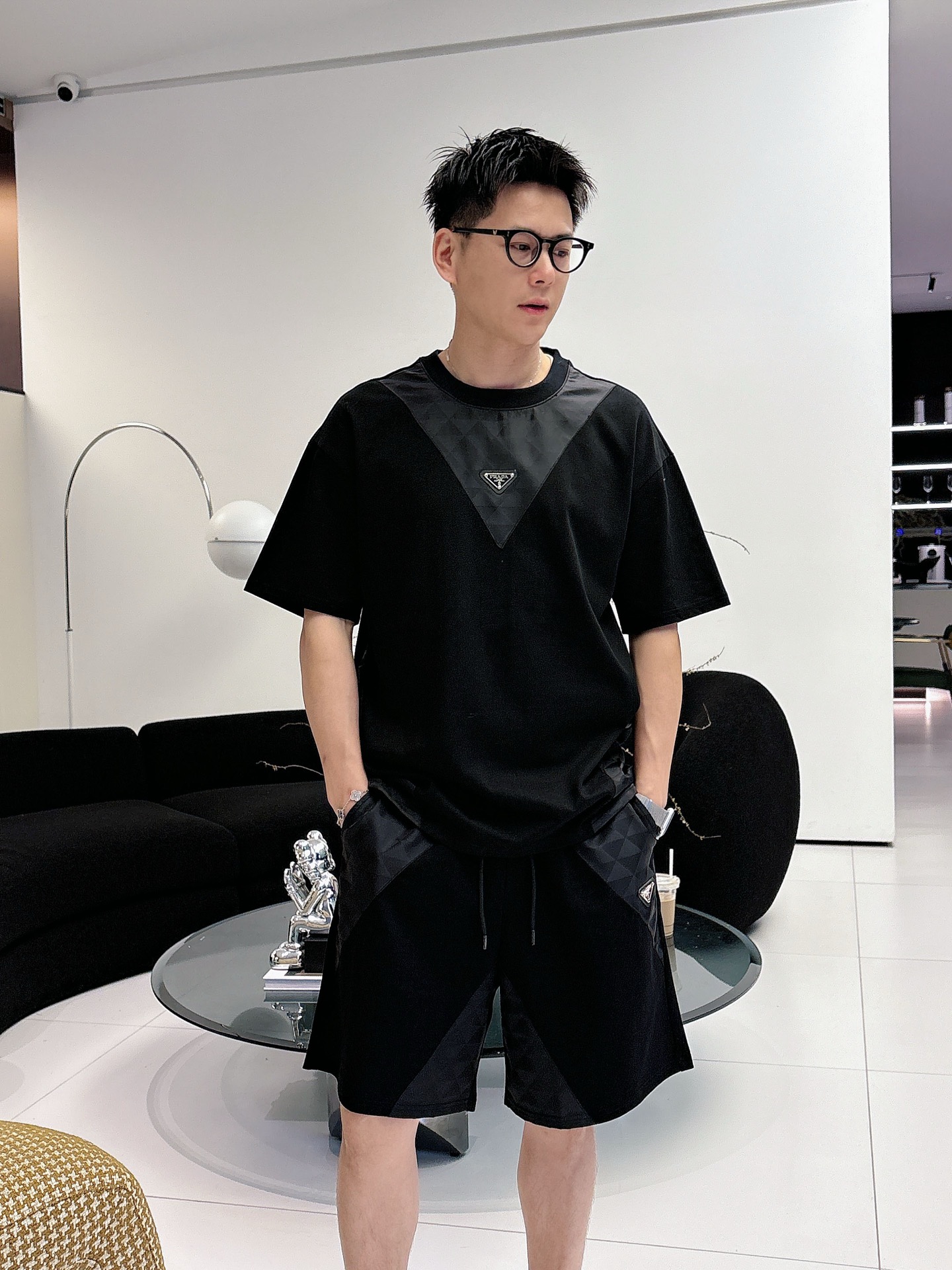 NO:849572,. Brand Prada 2026 summer latest model, same style for men and women, classic design short-sleeved T-shirt shorts suit, slightly expanded version, customized air layer fabric, soft to the touch, comfortable to wear, fine workmanship. The upper body effect is incomparably handsome, size M-3XLD1,, prada, shorts, T-shirt, tees, t-shirt,19860909. 品牌普拉达 2026夏季最新款,男女同款,经典设计短袖T恤短裤套装,微扩版型,定制空气层面料,手感柔软,穿着舒适,做工精细.上身效果无敌帅气,码数M-3XLD1,,prada,shorts,T-shirt,tees，t-shirt,,Men's clothing