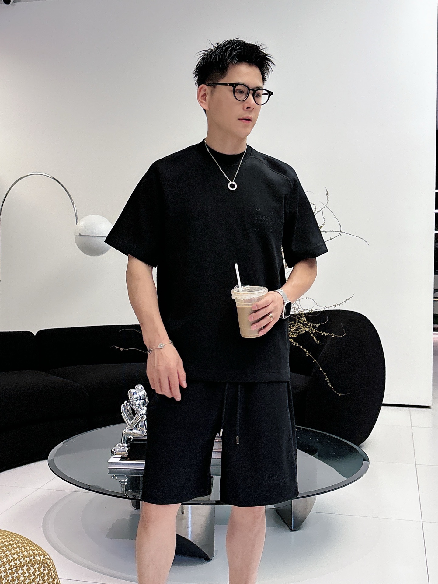 NO:873272,Directly approved brand LV 2026 summer latest model, same style for men and women, classic design short-sleeved T-shirt shorts suit, slightly expanded version, customized air layer fabric, soft to the touch, comfortable to wear, fine workmanship. The upper body effect is incomparably handsome, size M-3XLD1,, louis vuitton, shorts, T-shirt, tees, t-shirt,19860909直批 品牌LV 2026夏季最新款,男女同款,经典设计短袖T恤短裤套装,微扩版型,定制空气层面料,手感柔软,穿着舒适,做工精细.上身效果无敌帅气,码数M-3XLD1,,louis vuitton,shorts,T-shirt,tees，t-shirt,,Men's clothing