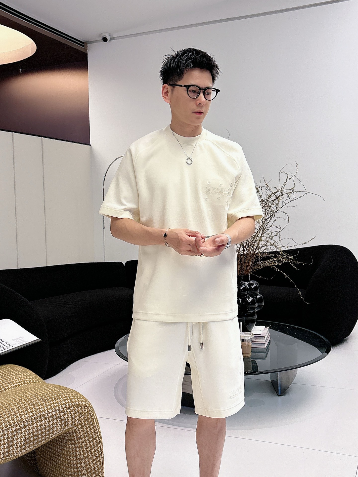 NO:849575,. Brand LV 2026 latest summer style, same style for men and women, classic design short-sleeved T-shirt shorts suit, slightly expanded version, customized air layer fabric, soft to the touch, comfortable to wear, fine workmanship. The upper body effect is incomparably handsome, size M-3XLD1,, louis vuitton, shorts, T-shirt, tees, t-shirt,19860909. 品牌LV 2026夏季最新款,男女同款,经典设计短袖T恤短裤套装,微扩版型,定制空气层面料,手感柔软,穿着舒适,做工精细.上身效果无敌帅气,码数M-3XLD1,,louis vuitton,shorts,T-shirt,tees，t-shirt,,Men's clothing