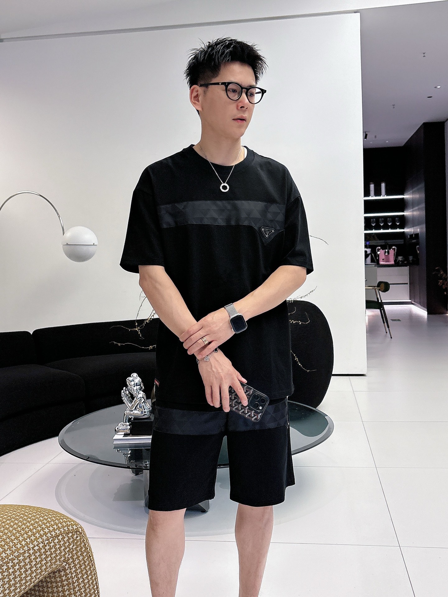 NO:849578,. Brand Prada 2026 summer latest model, same style for men and women, classic design short-sleeved T-shirt shorts suit, slightly expanded version, customized air layer fabric, soft to the touch, comfortable to wear, fine workmanship. The upper body effect is incomparably handsome, size M-3XLD1,, prada, shorts, T-shirt, tees, t-shirt,19860909. 品牌普拉达 2026夏季最新款,男女同款,经典设计短袖T恤短裤套装,微扩版型,定制空气层面料,手感柔软,穿着舒适,做工精细.上身效果无敌帅气,码数M-3XLD1,,prada,shorts,T-shirt,tees，t-shirt,,Men's clothing