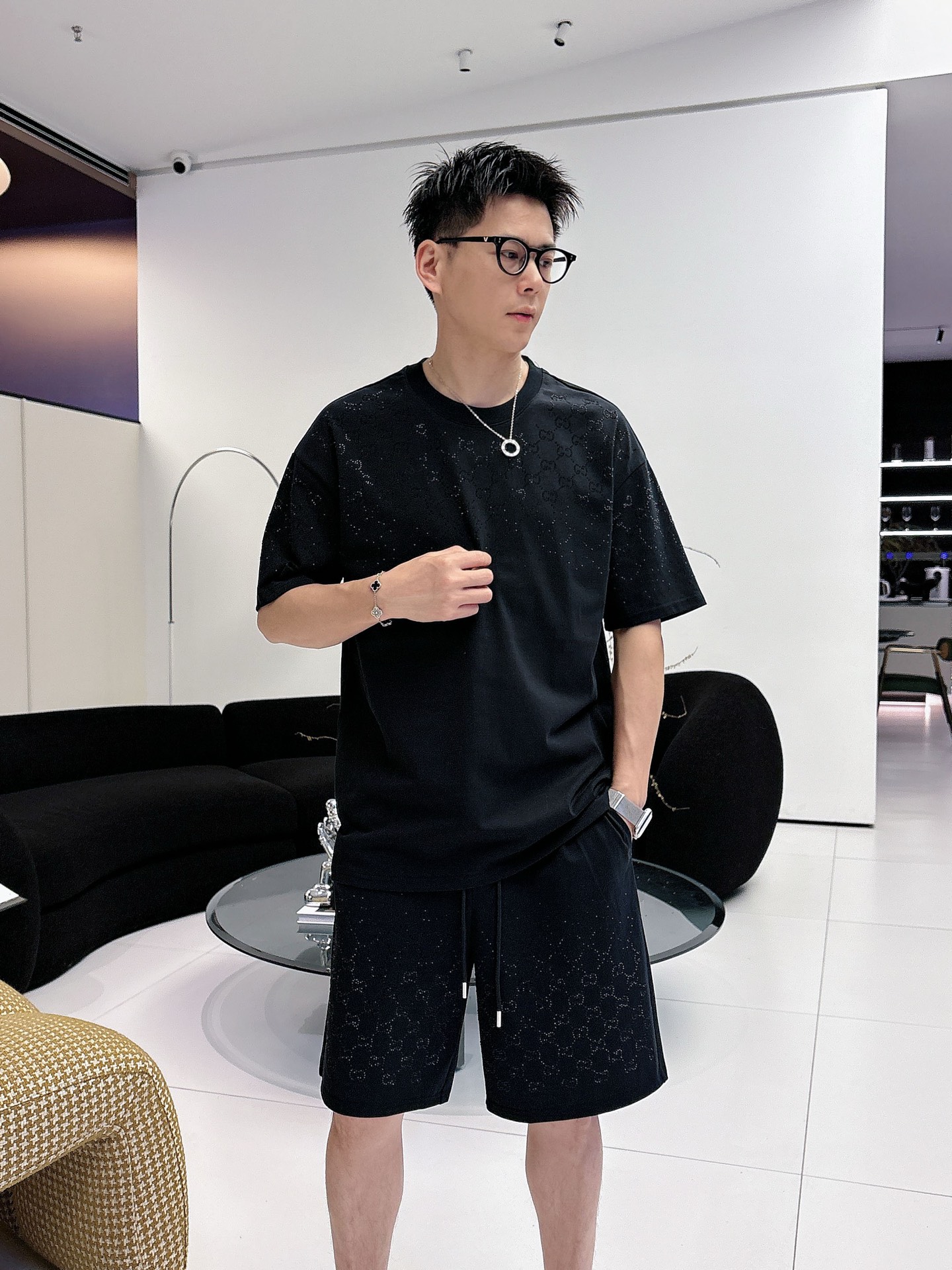 NO:837310,GUCCI Gucci 2026 spring and summer men's round neck short-sleeved shorts suit. The pure cotton fabric upper body will not be stuffy. It is smooth and comfortable, and the skin-friendly effect is more breathable. The fabric has its own texture. Classic logo craftsmanship. A new interpretation from a unique angle. Fashionable and versatile!  Size: M-3XL (maximum wear: 190 pounds), gucci, shorts, T-shirt,19860909GUCCI古奇 2026春夏男士圆领短袖短裤套装 纯棉面料上身不会闷热,爽滑舒适的亲肤效果更加透气,面料自带肌理感 经典徽标工艺 独有的角度全新演绎 时尚百搭首选！码数:M-3XL(最大穿190斤),,gucci,shorts,T-shirt,,Men's clothing