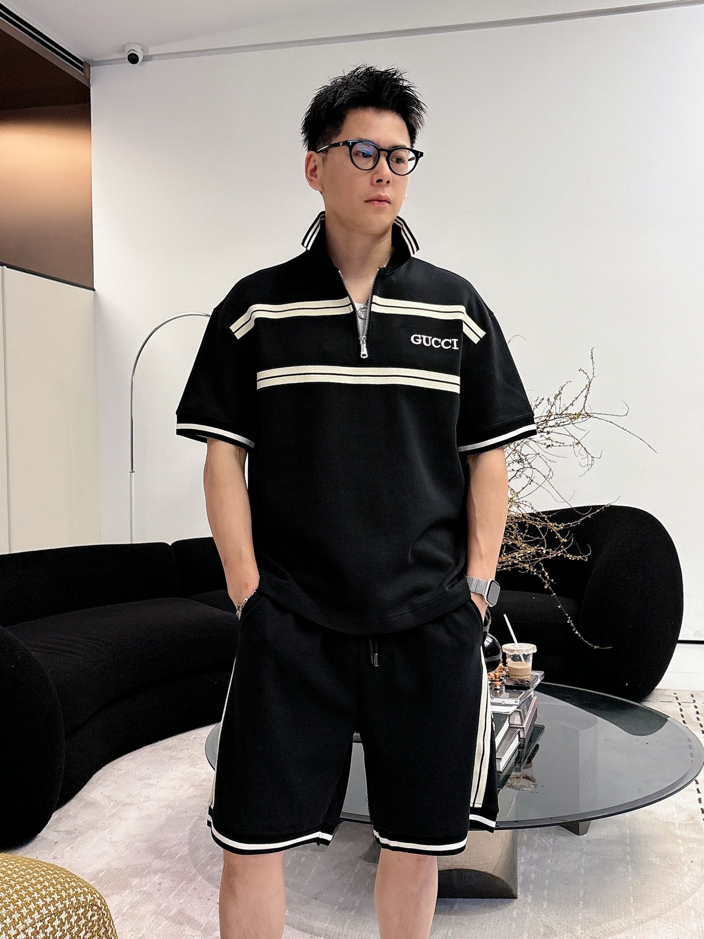 NO:849552,. Brand Gucci 2026 summer latest model, same style for men and women, classic design short-sleeved T-shirt shorts suit, slightly expanded version, customized air layer fabric, soft to the touch, comfortable to wear, fine workmanship. The upper body effect is incomparably handsome, size M-3XLD1, shorts, T-shirt, tees, t-shirt,19860909. 品牌古奇 2026夏季最新款,男女同款,经典设计短袖T恤短裤套装,微扩版型,定制空气层面料,手感柔软,穿着舒适,做工精细.上身效果无敌帅气,码数M-3XLD1,,shorts,T-shirt,tees，t-shirt,,Men's clothing