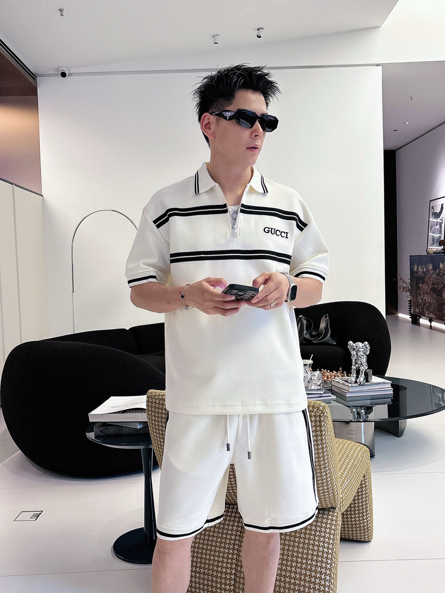 NO:849555,. Brand LV 2026 latest summer style, same style for men and women, classic design short-sleeved T-shirt shorts suit, slightly expanded version, customized air layer fabric, soft to the touch, comfortable to wear, fine workmanship. The upper body effect is incomparably handsome, size M-3XLD1,, louis vuitton, shorts, T-shirt, tees, t-shirt,19860909. 品牌LV 2026夏季最新款,男女同款,经典设计短袖T恤短裤套装,微扩版型,定制空气层面料,手感柔软,穿着舒适,做工精细.上身效果无敌帅气,码数M-3XLD1,,louis vuitton,shorts,T-shirt,tees，t-shirt,,Men's clothing