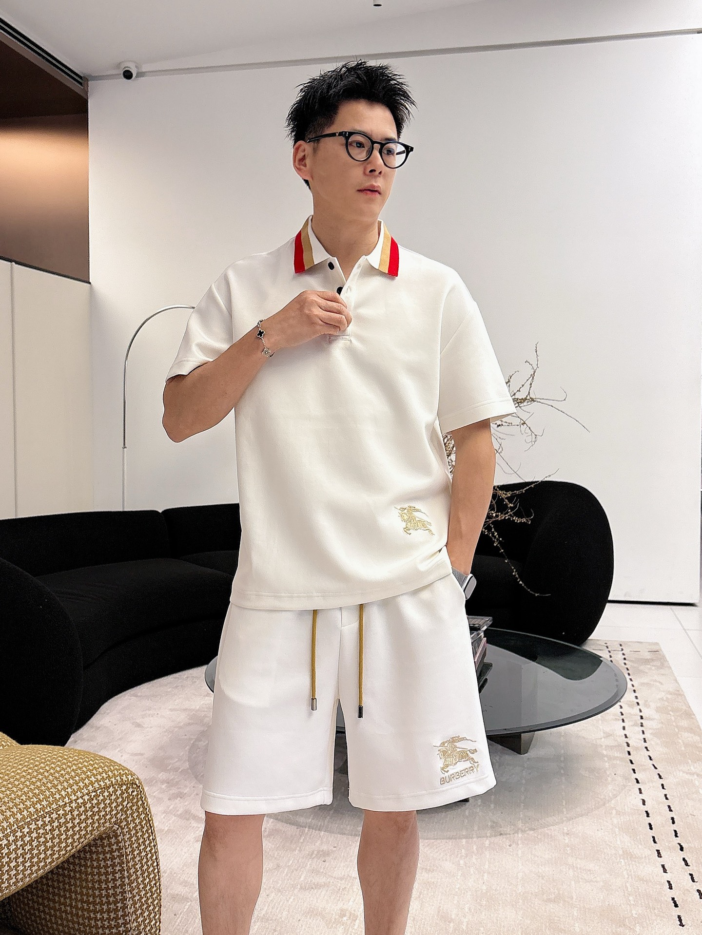 NO:849558,. Brand Burberry 2026 summer latest model, same style for men and women, classic design short-sleeved T-shirt shorts suit, slightly expanded version, customized air layer fabric, soft to the touch, comfortable to wear, fine workmanship. The upper body effect is incomparably handsome, size M-3XLD1,, burberry, shorts, T-shirt, tees, t-shirt,19860909. 品牌巴宝莉 2026夏季最新款,男女同款,经典设计短袖T恤短裤套装,微扩版型,定制空气层面料,手感柔软,穿着舒适,做工精细.上身效果无敌帅气,码数M-3XLD1,,burberry,shorts,T-shirt,tees，t-shirt,,Men's clothing