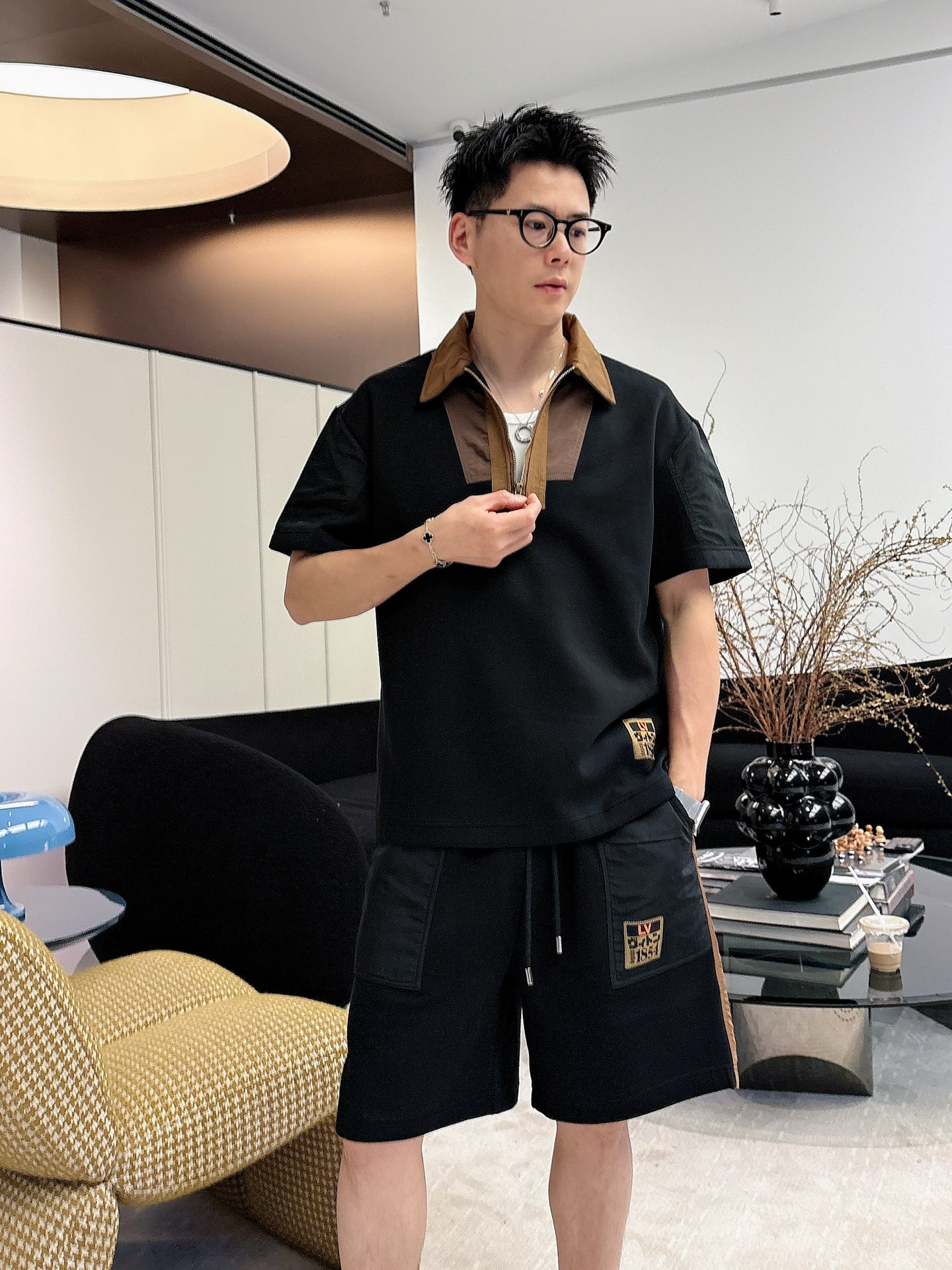 NO:873321,Directly approved brand LV 2026 summer latest model, same style for men and women, classic design short-sleeved T-shirt shorts suit, slightly expanded version, customized air layer fabric, soft to the touch, comfortable to wear, fine workmanship. The upper body effect is incomparably handsome, size M-3XLD1,, louis vuitton, shorts, T-shirt, tees, t-shirt,19860909直批 品牌LV 2026夏季最新款,男女同款,经典设计短袖T恤短裤套装,微扩版型,定制空气层面料,手感柔软,穿着舒适,做工精细.上身效果无敌帅气,码数M-3XLD1,,louis vuitton,shorts,T-shirt,tees，t-shirt,,Men's clothing