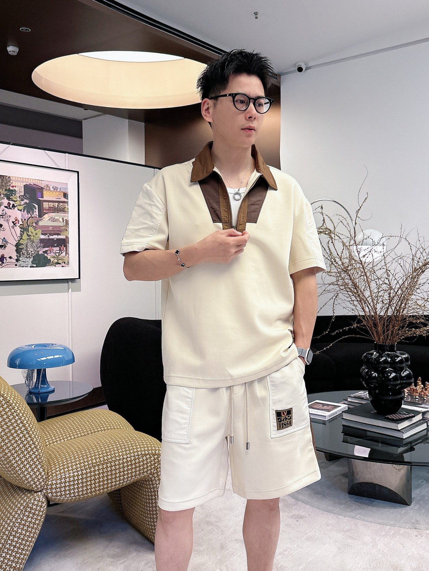 NO:849561,. Brand LV 2026 latest summer style, same style for men and women, classic design short-sleeved T-shirt shorts suit, slightly expanded version, customized air layer fabric, soft to the touch, comfortable to wear, fine workmanship. The upper body effect is incomparably handsome, size M-3XLD1,, louis vuitton, shorts, T-shirt, tees, t-shirt,19860909. 品牌LV 2026夏季最新款,男女同款,经典设计短袖T恤短裤套装,微扩版型,定制空气层面料,手感柔软,穿着舒适,做工精细.上身效果无敌帅气,码数M-3XLD1,,louis vuitton,shorts,T-shirt,tees，t-shirt,,Men's clothing