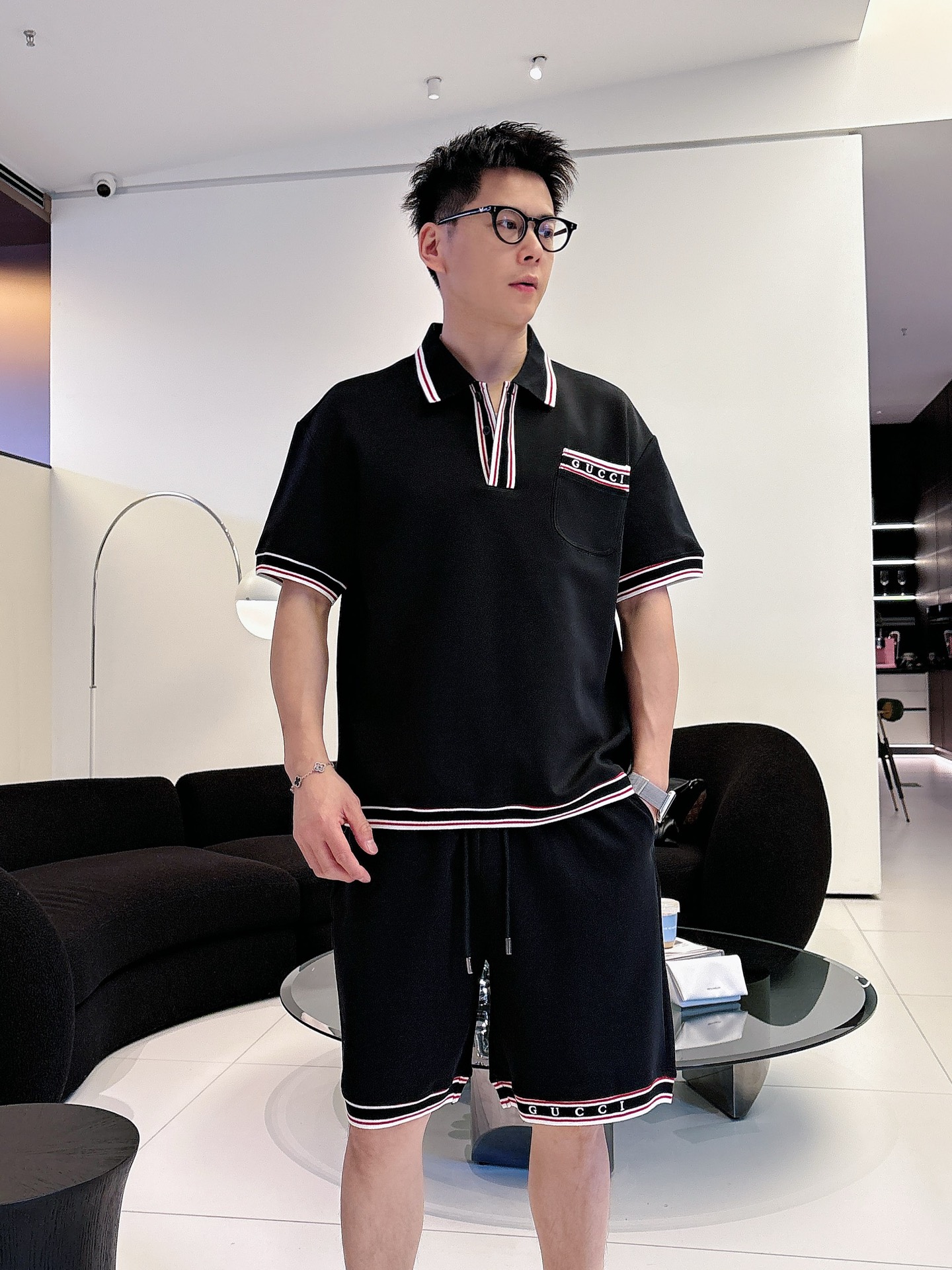 NO:849564,. Brand Gucci 2026 summer latest model, same style for men and women, classic design short-sleeved T-shirt shorts suit, slightly expanded version, customized air layer fabric, soft to the touch, comfortable to wear, fine workmanship. The upper body effect is incomparably handsome, size M-3XLD1, shorts, T-shirt, tees, t-shirt,19860909. 品牌古奇 2026夏季最新款,男女同款,经典设计短袖T恤短裤套装,微扩版型,定制空气层面料,手感柔软,穿着舒适,做工精细.上身效果无敌帅气,码数M-3XLD1,,shorts,T-shirt,tees，t-shirt,,Men's clothing