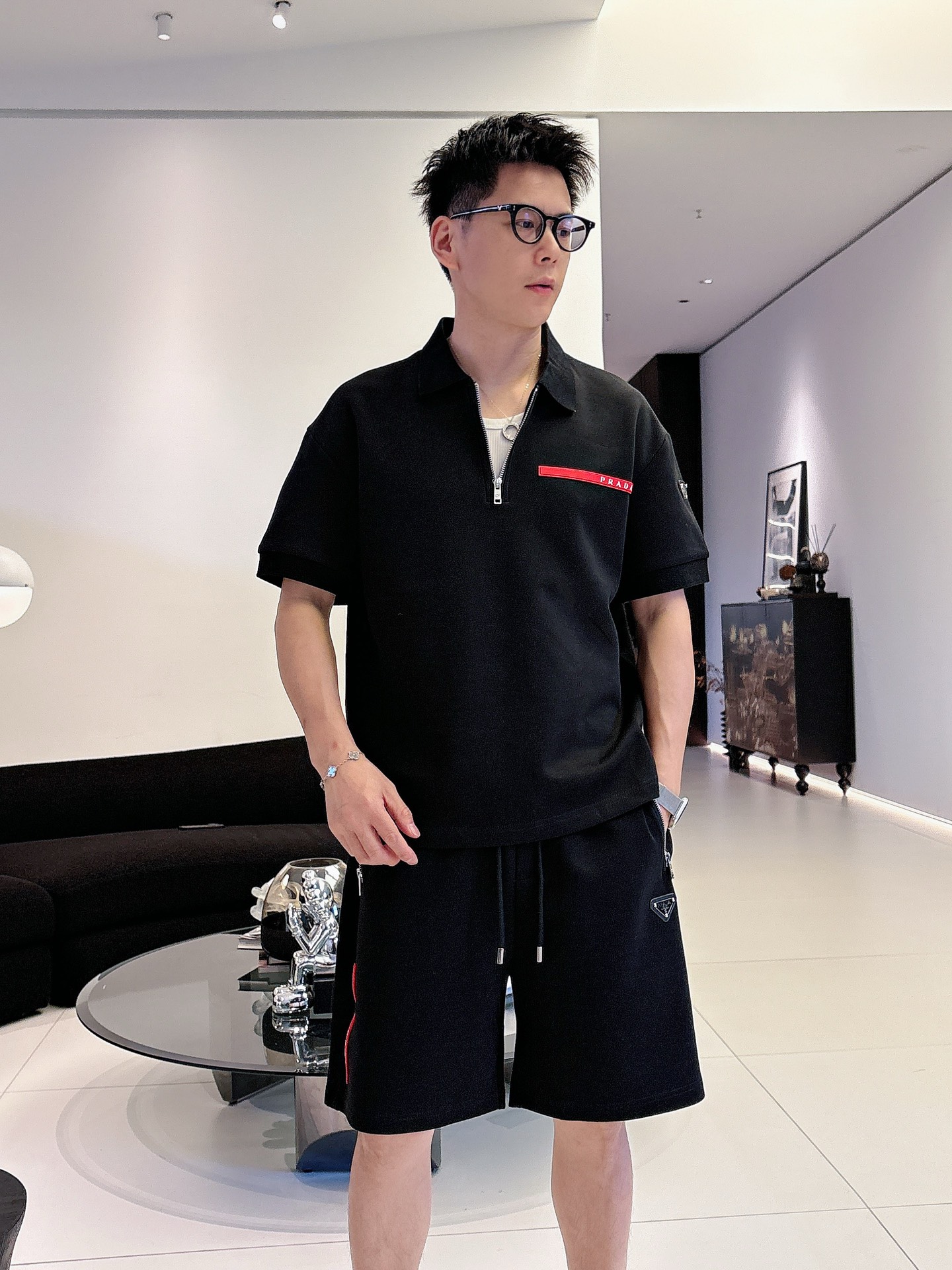 NO:849567,. Brand Prada 2026 summer latest model, same style for men and women, classic design short-sleeved T-shirt shorts suit, slightly expanded version, customized air layer fabric, soft to the touch, comfortable to wear, fine workmanship. The upper body effect is incomparably handsome, size M-3XLD1,, prada, shorts, T-shirt, tees, t-shirt,19860909. 品牌普拉达 2026夏季最新款,男女同款,经典设计短袖T恤短裤套装,微扩版型,定制空气层面料,手感柔软,穿着舒适,做工精细.上身效果无敌帅气,码数M-3XLD1,,prada,shorts,T-shirt,tees，t-shirt,,Men's clothing