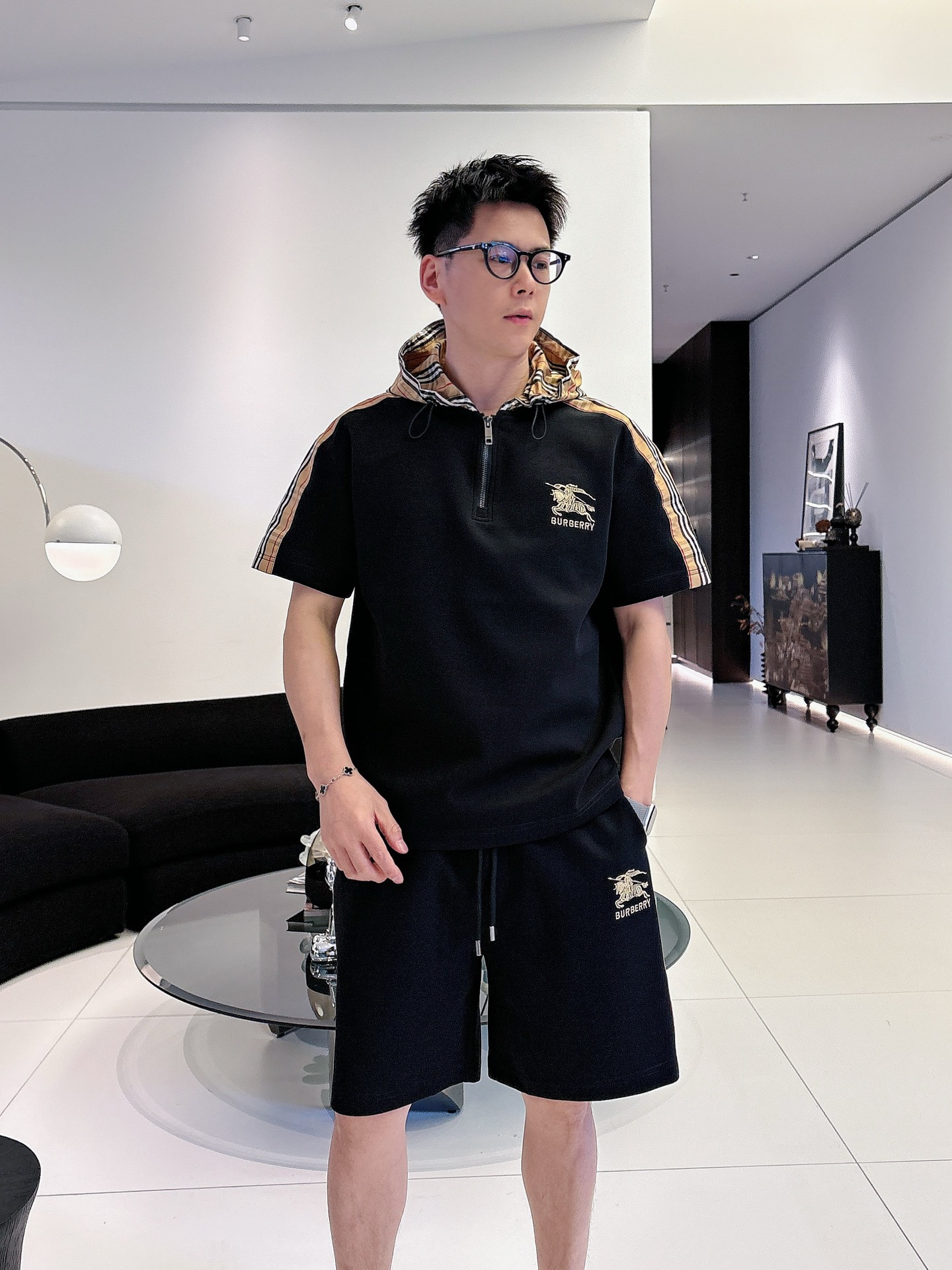 NO:849570,. Brand Burberry 2026 summer latest model, same style for men and women, classic design short-sleeved T-shirt shorts suit, slightly expanded version, customized air layer fabric, soft to the touch, comfortable to wear, fine workmanship. The upper body effect is incomparably handsome, size M-3XLD1,, burberry, shorts, T-shirt, tees, t-shirt,19860909. 品牌巴宝莉 2026夏季最新款,男女同款,经典设计短袖T恤短裤套装,微扩版型,定制空气层面料,手感柔软,穿着舒适,做工精细.上身效果无敌帅气,码数M-3XLD1,,burberry,shorts,T-shirt,tees，t-shirt,,Men's clothing