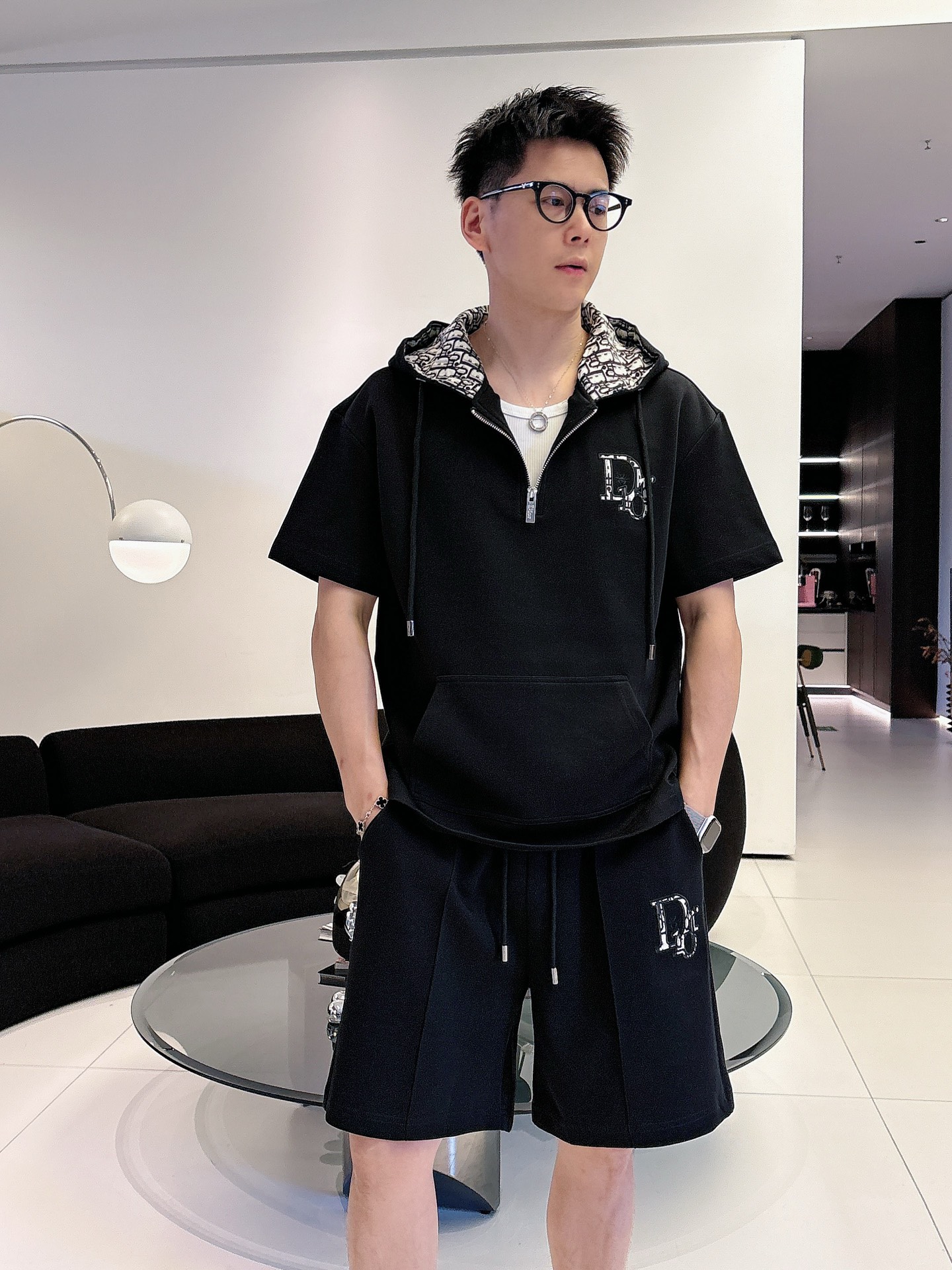 NO:849573,. Brand Dior's latest 2026 summer style, same style for men and women, classic design short-sleeved T-shirt shorts suit, slightly expanded version, customized air layer fabric, soft to the touch, comfortable to wear, fine workmanship. The upper body effect is incomparably handsome, size M-3XLD1,, dior, shorts, T-shirt, tees, t-shirt,19860909. 品牌迪奥 2026夏季最新款,男女同款,经典设计短袖T恤短裤套装,微扩版型,定制空气层面料,手感柔软,穿着舒适,做工精细.上身效果无敌帅气,码数M-3XLD1,,dior,shorts,T-shirt,tees，t-shirt,,Men's clothing