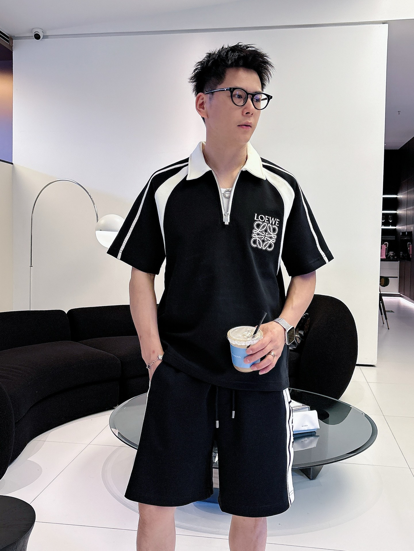 NO:849576,. Brand Loewe's latest 2026 summer style, same style for men and women, classic design short-sleeved T-shirt shorts suit, slightly expanded version, customized air layer fabric, soft to the touch, comfortable to wear, fine workmanship. The upper body effect is incomparably handsome, size M-3XLD1,,loewe,shorts,T-shirt,tees,t-shirt,19860909. 品牌罗意威 2026夏季最新款,男女同款,经典设计短袖T恤短裤套装,微扩版型,定制空气层面料,手感柔软,穿着舒适,做工精细.上身效果无敌帅气,码数M-3XLD1,,loewe,shorts,T-shirt,tees，t-shirt,,Men's clothing