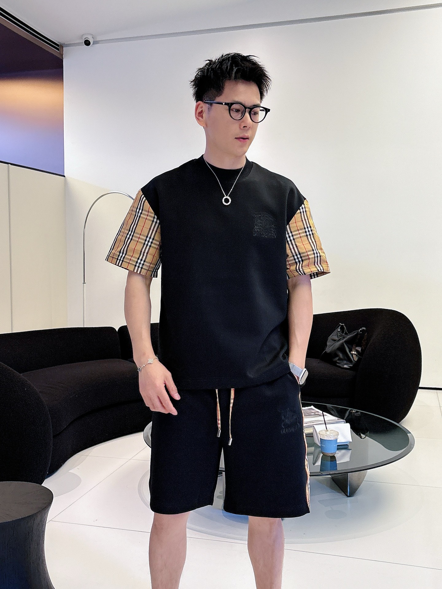 NO:873294,Direct batch brand Burberry 2026 summer latest model, same style for men and women, classic design short-sleeved T-shirt shorts suit, slightly expanded version, customized air layer fabric, soft to the touch, comfortable to wear, fine workmanship. The upper body effect is invincible and handsome, size M-3XLD1,, burberry, shorts, T-shirt, tees, t-shirt,19860909直批 品牌巴宝莉 2026夏季最新款,男女同款,经典设计短袖T恤短裤套装,微扩版型,定制空气层面料,手感柔软,穿着舒适,做工精细.上身效果无敌帅气,码数M-3XLD1,,burberry,shorts,T-shirt,tees，t-shirt,,Men's clothing