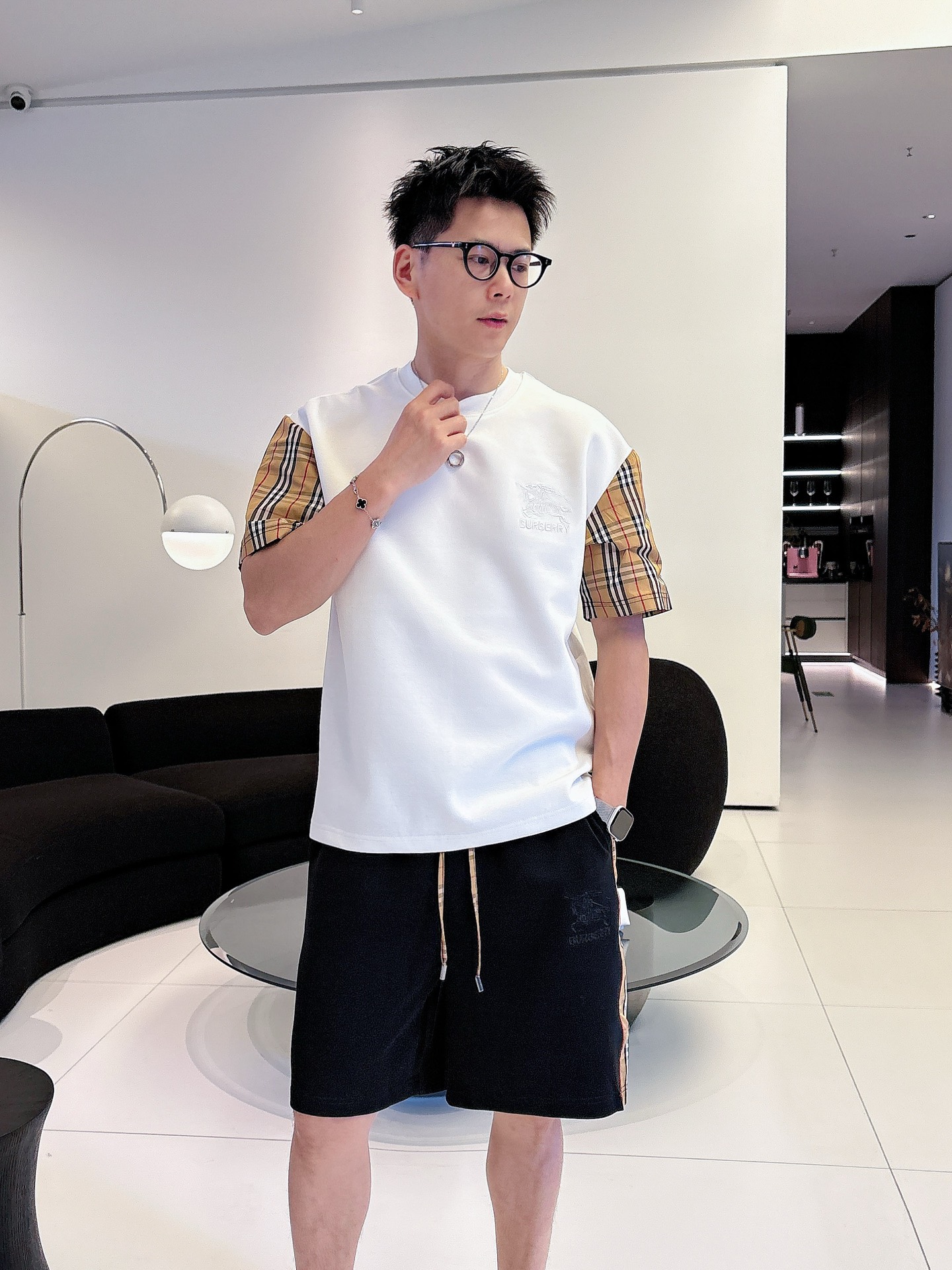 NO:837316,BURBERRY 2026 spring and summer men's round neck short-sleeved shorts suit. The pure cotton fabric upper body will not be stuffy. It has a smooth and comfortable skin-friendly effect and is more breathable. The fabric has its own texture. Classic logo technology. A new interpretation from a unique angle. Fashionable and versatile!  Size: M-3XL (maximum wear: 190 pounds), burberry, burberry, shorts, T-shirt,19860909BURBERRY巴宝莉 2026春夏男士圆领短袖短裤套装 纯棉面料上身不会闷热,爽滑舒适的亲肤效果更加透气,面料自带肌理感 经典徽标工艺 独有的角度全新演绎 时尚百搭首选！码数:M-3XL(最大穿190斤),,burberry,burberry,shorts,T-shirt,,Men's clothing