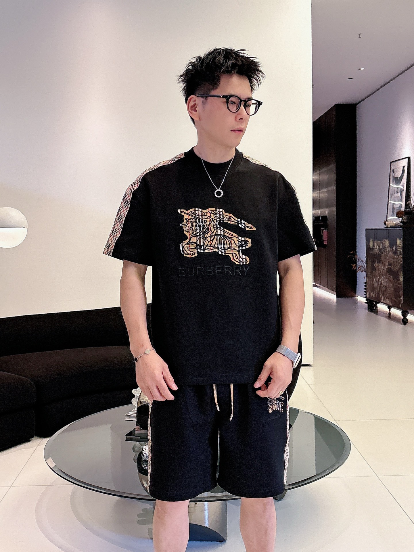NO:873244,Direct batch brand Burberry 2026 summer latest model, same style for men and women, classic design short-sleeved T-shirt shorts suit, slightly expanded version, customized air layer fabric, soft to the touch, comfortable to wear, fine workmanship. The upper body effect is invincible and handsome, size M-3XLD1,, burberry, shorts, T-shirt, tees, t-shirt,19860909直批 品牌巴宝莉 2026夏季最新款,男女同款,经典设计短袖T恤短裤套装,微扩版型,定制空气层面料,手感柔软,穿着舒适,做工精细.上身效果无敌帅气,码数M-3XLD1,,burberry,shorts,T-shirt,tees，t-shirt,,Men's clothing
