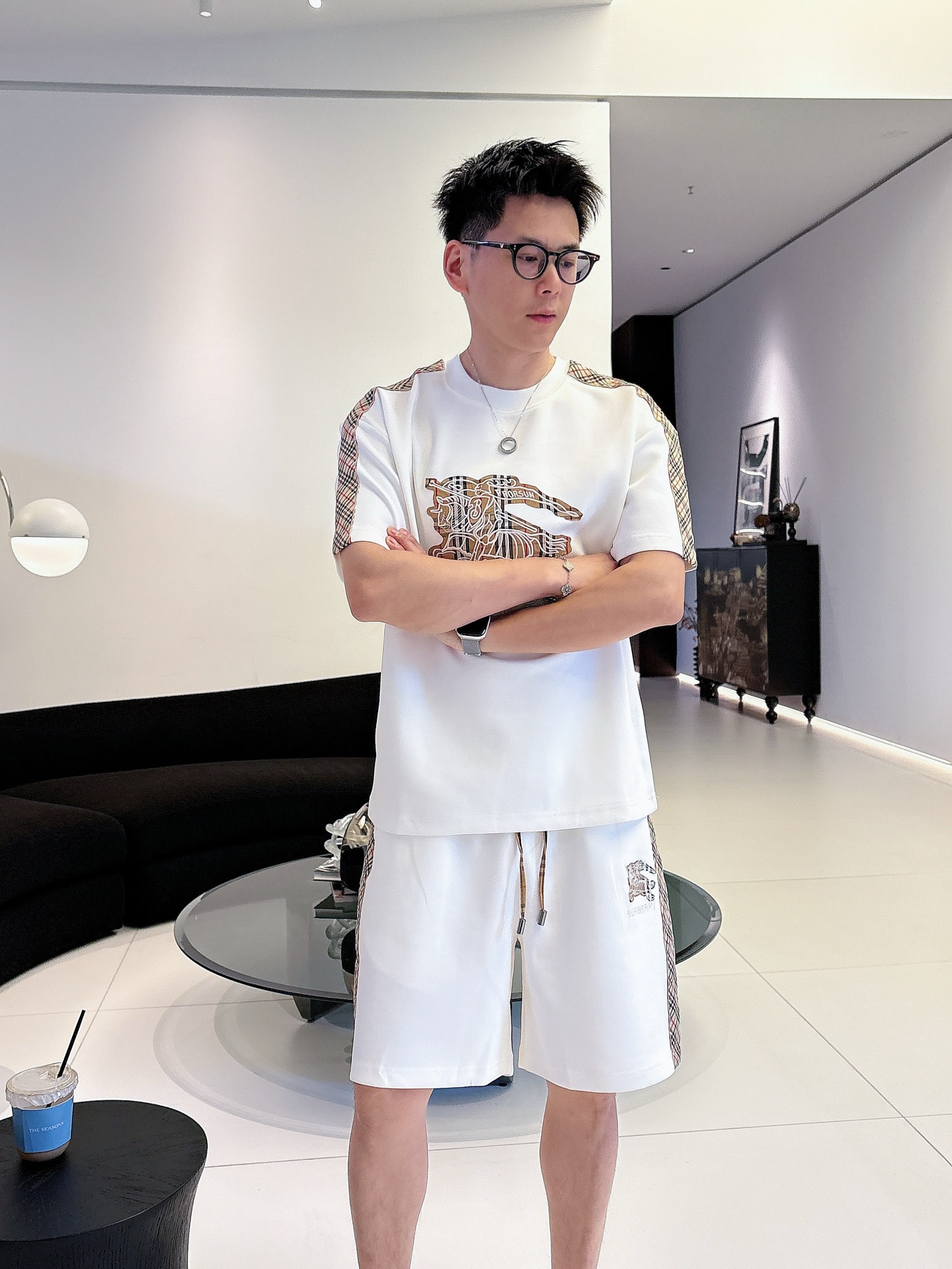 NO:849579,. Brand Burberry 2026 summer latest model, same style for men and women, classic design short-sleeved T-shirt shorts suit, slightly expanded version, customized air layer fabric, soft to the touch, comfortable to wear, fine workmanship. The upper body effect is incomparably handsome, size M-3XLD1,, burberry, shorts, T-shirt, tees, t-shirt,19860909. 品牌巴宝莉 2026夏季最新款,男女同款,经典设计短袖T恤短裤套装,微扩版型,定制空气层面料,手感柔软,穿着舒适,做工精细.上身效果无敌帅气,码数M-3XLD1,,burberry,shorts,T-shirt,tees，t-shirt,,Men's clothing