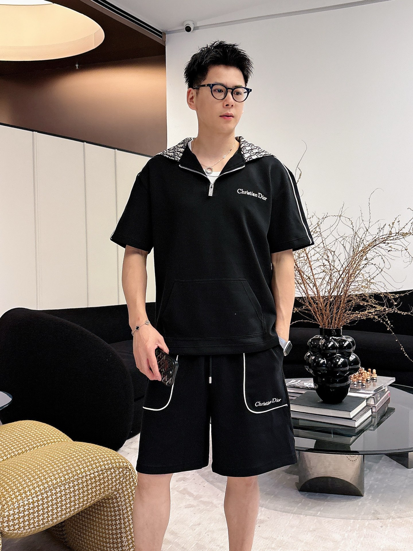 NO:849553,. Brand Dior's latest 2026 summer style, same style for men and women, classic design short-sleeved T-shirt shorts suit, slightly expanded version, customized air layer fabric, soft to the touch, comfortable to wear, fine workmanship. The upper body effect is incomparably handsome, size M-3XLD1,, dior, shorts, T-shirt, tees, t-shirt,19860909. 品牌迪奥 2026夏季最新款,男女同款,经典设计短袖T恤短裤套装,微扩版型,定制空气层面料,手感柔软,穿着舒适,做工精细.上身效果无敌帅气,码数M-3XLD1,,dior,shorts,T-shirt,tees，t-shirt,,Men's clothing