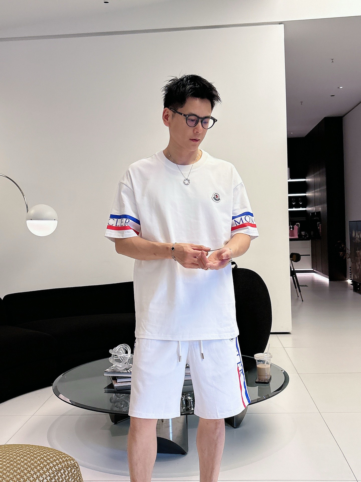 NO:873260,Directly approved brand mask, latest model for summer 2026, same style for men and women, classic design short-sleeved T-shirt and shorts suit, slightly expanded version, customized air layer fabric, soft to the touch, comfortable to wear, fine workmanship. The upper body effect is incomparably handsome, size M-3XLD1,,Moncler,shorts,T-shirt,tees,t-shirt,19860909直批 品牌蒙口 2026夏季最新款,男女同款,经典设计短袖T恤短裤套装,微扩版型,定制空气层面料,手感柔软,穿着舒适,做工精细.上身效果无敌帅气,码数M-3XLD1,,Moncler,shorts,T-shirt,tees，t-shirt,,Men's clothing