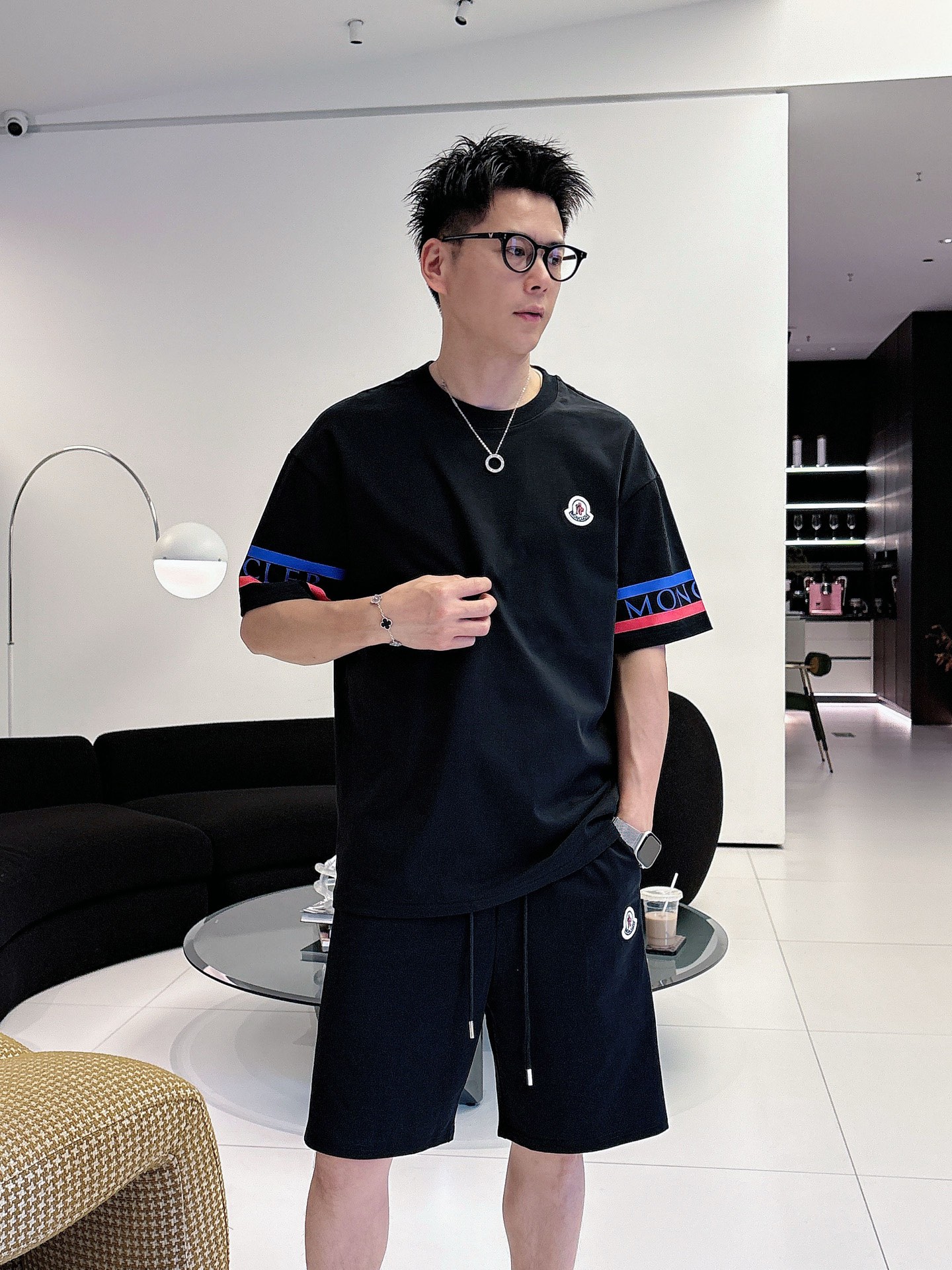 NO:849562,. Brand mouth mask 2026 summer latest model, same style for men and women, classic design short-sleeved T-shirt shorts suit, slightly expanded version, customized air layer fabric, soft feel, comfortable to wear, fine workmanship. The upper body effect is incomparably handsome, size M-3XLD1, Moncler, shorts, T-shirt, tees, t-shirt,19860909. 品牌蒙口 2026夏季最新款,男女同款,经典设计短袖T恤短裤套装,微扩版型,定制空气层面料,手感柔软,穿着舒适,做工精细.上身效果无敌帅气,码数M-3XLD1,,Moncler,shorts,T-shirt,tees，t-shirt,,Men's clothing