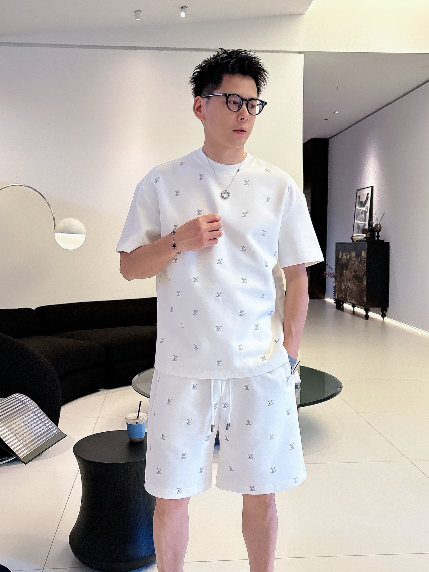 NO:873248,Directly approved brand LV 2026 summer latest model, same style for men and women, classic design short-sleeved T-shirt shorts suit, slightly expanded version, customized air layer fabric, soft to the touch, comfortable to wear, fine workmanship. The upper body effect is incomparably handsome, size M-3XLD1,, louis vuitton, shorts, T-shirt, tees, t-shirt,19860909直批 品牌LV 2026夏季最新款,男女同款,经典设计短袖T恤短裤套装,微扩版型,定制空气层面料,手感柔软,穿着舒适,做工精细.上身效果无敌帅气,码数M-3XLD1,,louis vuitton,shorts,T-shirt,tees，t-shirt,,Men's clothing