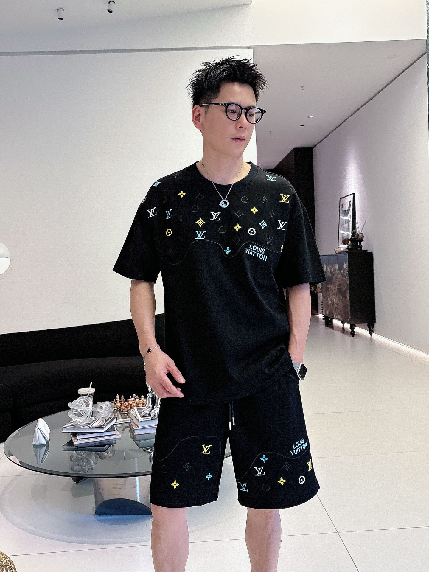 NO:873322,Directly approved brand LV 2026 summer latest model, same style for men and women, classic design short-sleeved T-shirt shorts suit, slightly expanded version, customized air layer fabric, soft to the touch, comfortable to wear, fine workmanship. The upper body effect is incomparably handsome, size M-3XLD1,, louis vuitton, shorts, T-shirt, tees, t-shirt,19860909直批 品牌LV 2026夏季最新款,男女同款,经典设计短袖T恤短裤套装,微扩版型,定制空气层面料,手感柔软,穿着舒适,做工精细.上身效果无敌帅气,码数M-3XLD1,,louis vuitton,shorts,T-shirt,tees，t-shirt,,Men's clothing