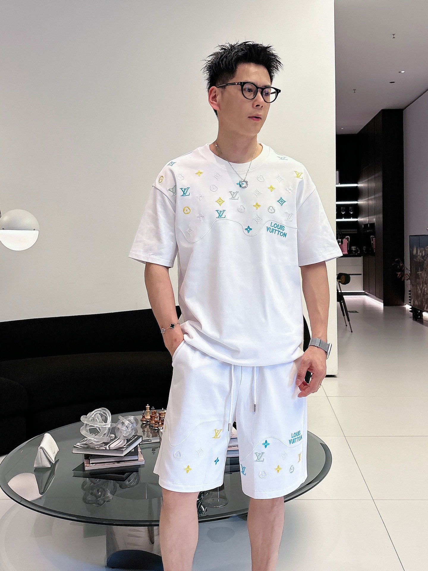NO:873283,Directly approved brand LV 2026 summer latest model, same style for men and women, classic design short-sleeved T-shirt shorts suit, slightly expanded version, customized air layer fabric, soft to the touch, comfortable to wear, fine workmanship. The upper body effect is incomparably handsome, size M-3XLD1,, louis vuitton, shorts, T-shirt, tees, t-shirt,19860909直批 品牌LV 2026夏季最新款,男女同款,经典设计短袖T恤短裤套装,微扩版型,定制空气层面料,手感柔软,穿着舒适,做工精细.上身效果无敌帅气,码数M-3XLD1,,louis vuitton,shorts,T-shirt,tees，t-shirt,,Men's clothing