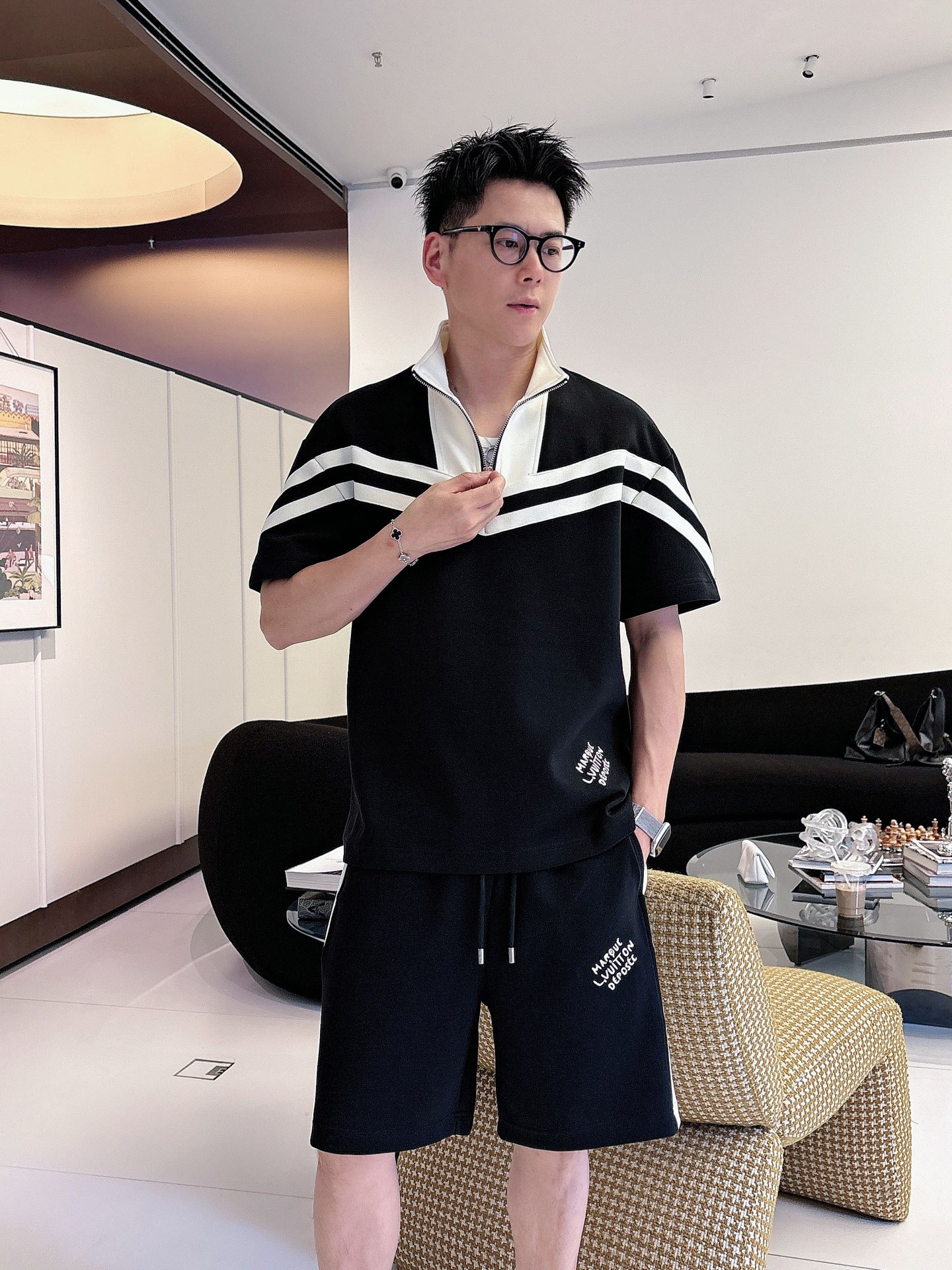 NO:849565,. Brand LV 2026 latest summer style, same style for men and women, classic design short-sleeved T-shirt shorts suit, slightly expanded version, customized air layer fabric, soft to the touch, comfortable to wear, fine workmanship. The upper body effect is incomparably handsome, size M-3XLD1,, louis vuitton, shorts, T-shirt, tees, t-shirt,19860909. 品牌LV 2026夏季最新款,男女同款,经典设计短袖T恤短裤套装,微扩版型,定制空气层面料,手感柔软,穿着舒适,做工精细.上身效果无敌帅气,码数M-3XLD1,,louis vuitton,shorts,T-shirt,tees，t-shirt,,Men's clothing