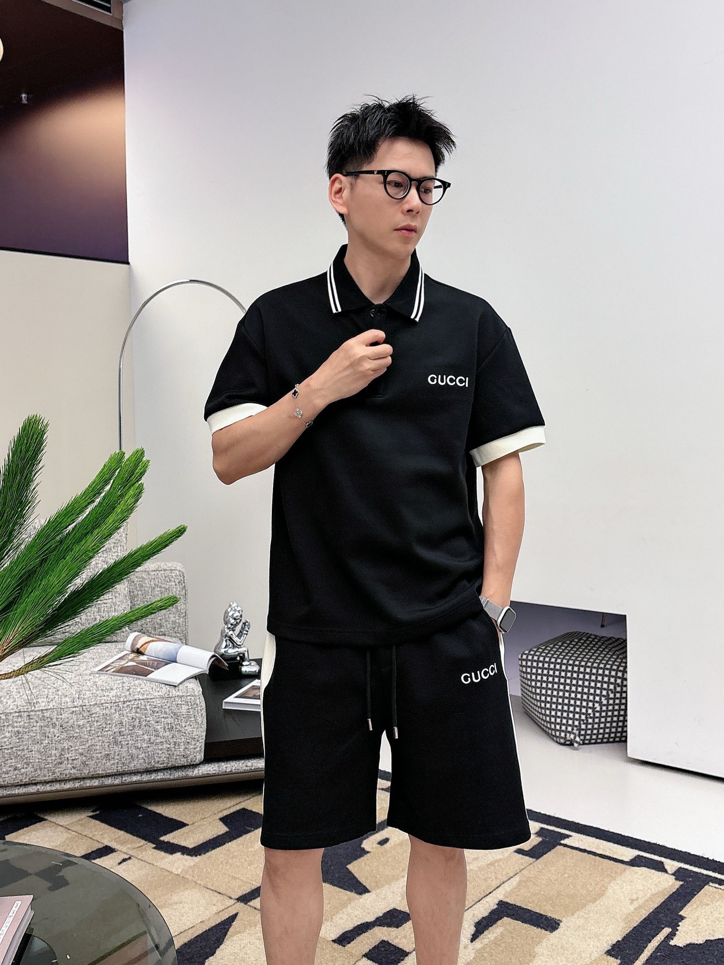 NO:849571,. Brand Gucci 2026 summer latest model, same style for men and women, classic design short-sleeved T-shirt shorts suit, slightly expanded version, customized air layer fabric, soft to the touch, comfortable to wear, fine workmanship. The upper body effect is incomparably handsome, size M-3XLD1, shorts, T-shirt, tees, t-shirt,19860909. 品牌古奇 2026夏季最新款,男女同款,经典设计短袖T恤短裤套装,微扩版型,定制空气层面料,手感柔软,穿着舒适,做工精细.上身效果无敌帅气,码数M-3XLD1,,shorts,T-shirt,tees，t-shirt,,Men's clothing
