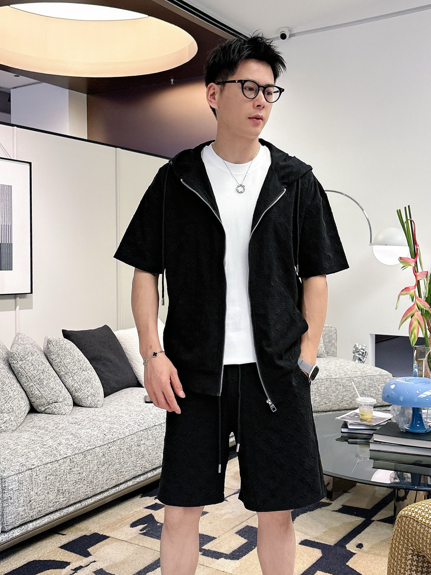 NO:873221,Directly approved brand LV 2026 summer latest model, same style for men and women, classic design short-sleeved T-shirt shorts suit, slightly expanded version, customized air layer fabric, soft to the touch, comfortable to wear, fine workmanship. The upper body effect is incomparably handsome, size M-3XLD1,, louis vuitton, shorts, T-shirt, tees, t-shirt,19860909直批 品牌LV 2026夏季最新款,男女同款,经典设计短袖T恤短裤套装,微扩版型,定制空气层面料,手感柔软,穿着舒适,做工精细.上身效果无敌帅气,码数M-3XLD1,,louis vuitton,shorts,T-shirt,tees，t-shirt,,Men's clothing