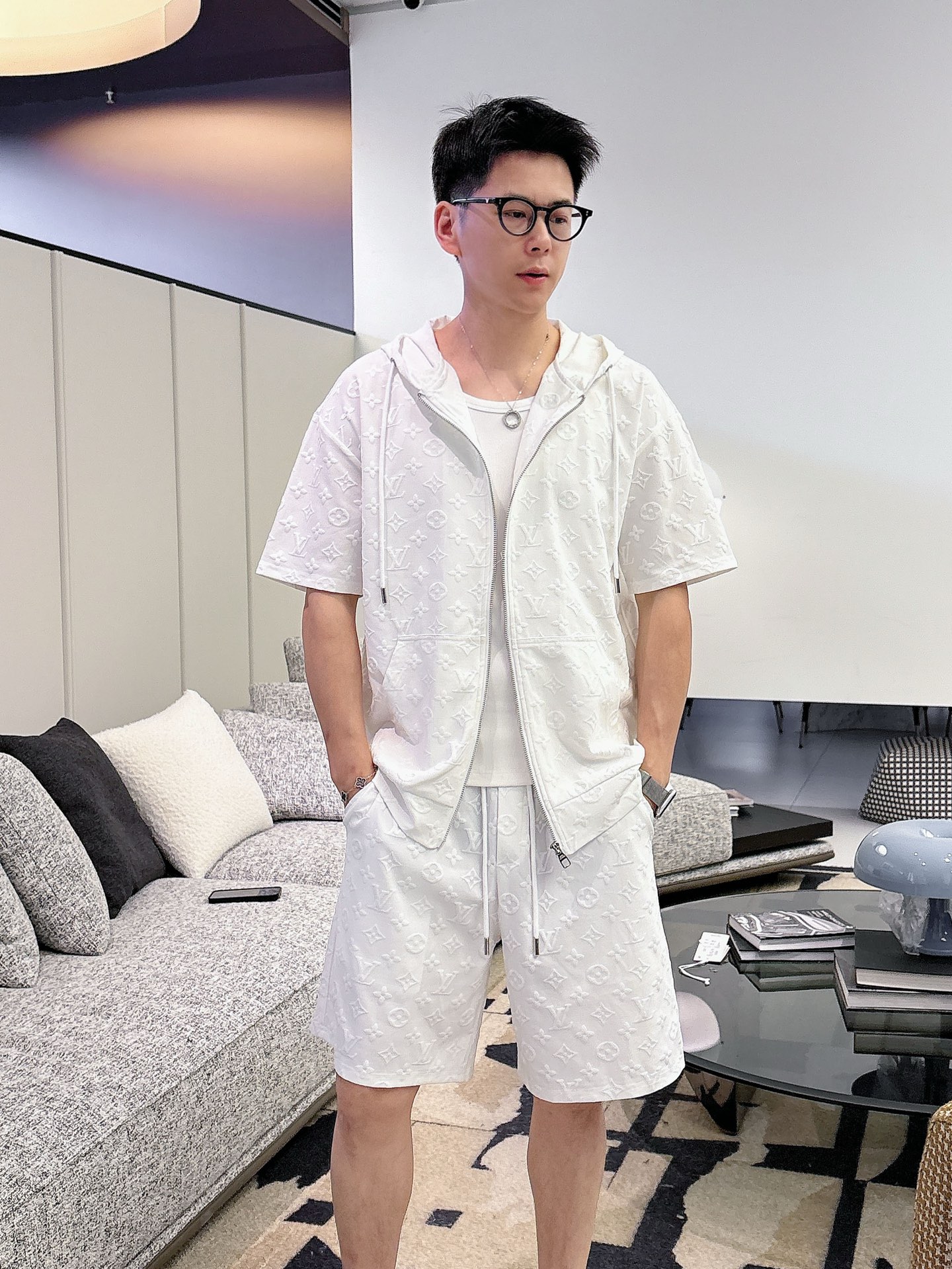 NO:849574,. Brand LV 2026 latest summer style, same style for men and women, classic design short-sleeved T-shirt shorts suit, slightly expanded version, customized air layer fabric, soft to the touch, comfortable to wear, fine workmanship. The upper body effect is incomparably handsome, size M-3XLD1,, louis vuitton, shorts, T-shirt, tees, t-shirt,19860909. 品牌LV 2026夏季最新款,男女同款,经典设计短袖T恤短裤套装,微扩版型,定制空气层面料,手感柔软,穿着舒适,做工精细.上身效果无敌帅气,码数M-3XLD1,,louis vuitton,shorts,T-shirt,tees，t-shirt,,Men's clothing