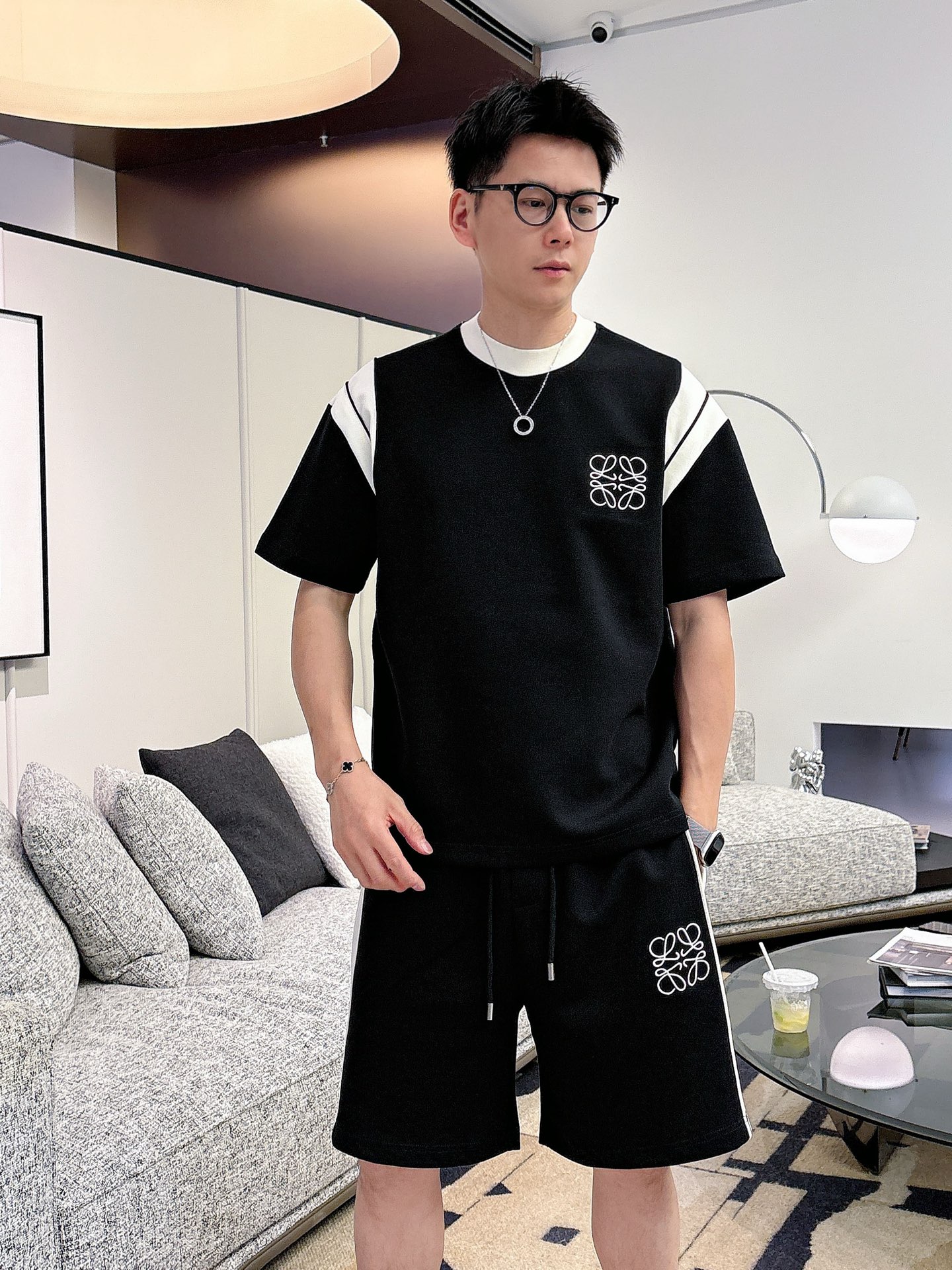 NO:873281,Directly approved brand Loewe 2026 summer latest model, same style for men and women, classic design short-sleeved T-shirt shorts suit, slightly expanded version, customized air layer fabric, soft to the touch, comfortable to wear, fine workmanship. The upper body effect is invincible and handsome, size M-3XLD1,,loewe,shorts,T-shirt,tees,t-shirt,19860909直批 品牌罗意威 2026夏季最新款,男女同款,经典设计短袖T恤短裤套装,微扩版型,定制空气层面料,手感柔软,穿着舒适,做工精细.上身效果无敌帅气,码数M-3XLD1,,loewe,shorts,T-shirt,tees，t-shirt,,Men's clothing