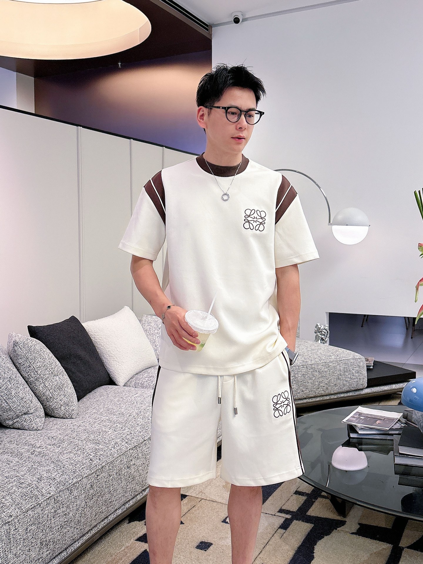NO:849577,. Brand Loewe's latest 2026 summer style, same style for men and women, classic design short-sleeved T-shirt shorts suit, slightly expanded version, customized air layer fabric, soft to the touch, comfortable to wear, fine workmanship. The upper body effect is incomparably handsome, size M-3XLD1,,loewe,shorts,T-shirt,tees,t-shirt,19860909. 品牌罗意威 2026夏季最新款,男女同款,经典设计短袖T恤短裤套装,微扩版型,定制空气层面料,手感柔软,穿着舒适,做工精细.上身效果无敌帅气,码数M-3XLD1,,loewe,shorts,T-shirt,tees，t-shirt,,Men's clothing
