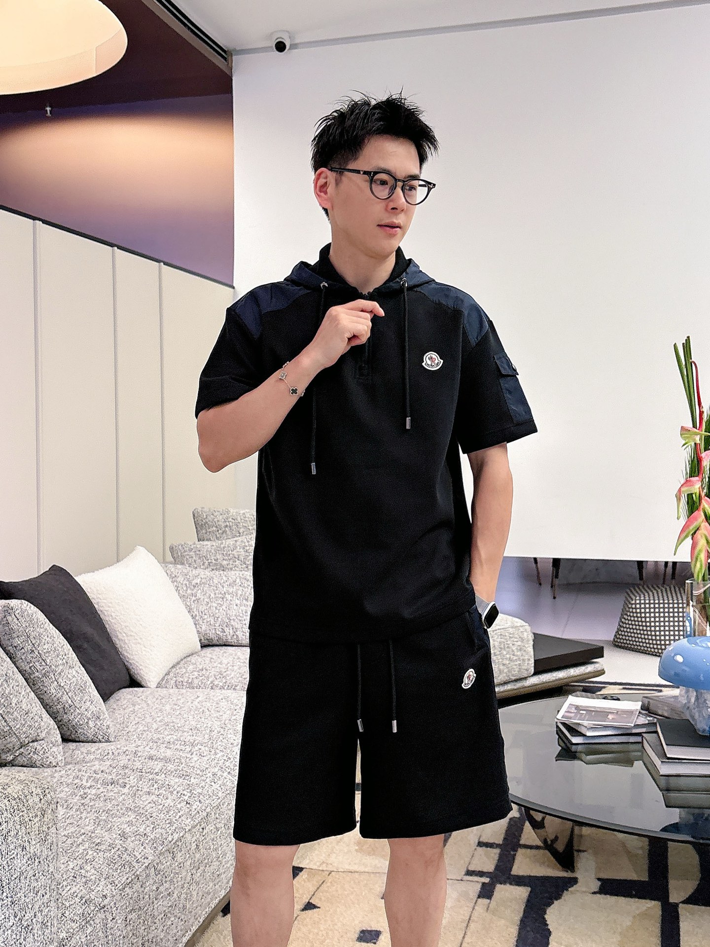 NO:873305,Directly approved brand mask, latest model for summer 2026, same style for men and women, classic design short-sleeved T-shirt and shorts suit, slightly expanded version, customized air layer fabric, soft to the touch, comfortable to wear, fine workmanship. The upper body effect is incomparably handsome, size M-3XLD1,,Moncler,shorts,T-shirt,tees,t-shirt,19860909直批 品牌蒙口 2026夏季最新款,男女同款,经典设计短袖T恤短裤套装,微扩版型,定制空气层面料,手感柔软,穿着舒适,做工精细.上身效果无敌帅气,码数M-3XLD1,,Moncler,shorts,T-shirt,tees，t-shirt,,Men's clothing