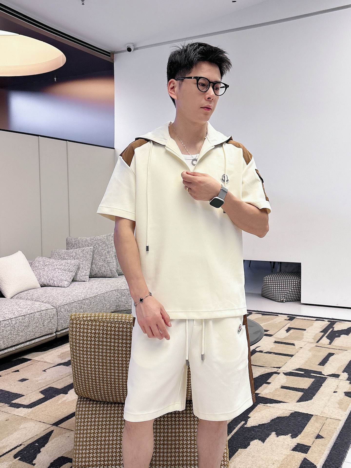 NO:849580,. Brand mouth mask 2026 summer latest model, same style for men and women, classic design short-sleeved T-shirt shorts suit, slightly expanded version, customized air layer fabric, soft feel, comfortable to wear, fine workmanship. The upper body effect is incomparably handsome, size M-3XLD1, Moncler, shorts, T-shirt, tees, t-shirt,19860909. 品牌蒙口 2026夏季最新款,男女同款,经典设计短袖T恤短裤套装,微扩版型,定制空气层面料,手感柔软,穿着舒适,做工精细.上身效果无敌帅气,码数M-3XLD1,,Moncler,shorts,T-shirt,tees，t-shirt,,Men's clothing