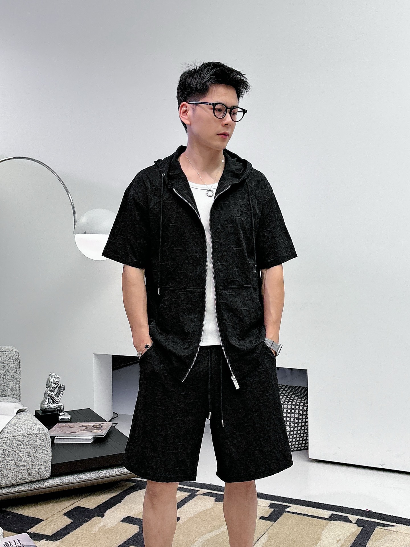 NO:849581,. Brand Dior's latest 2026 summer style, same style for men and women, classic design short-sleeved T-shirt shorts suit, slightly expanded version, customized air layer fabric, soft to the touch, comfortable to wear, fine workmanship. The upper body effect is incomparably handsome, size M-3XLD1,, dior, shorts, T-shirt, tees, t-shirt,19860909. 品牌迪奥 2026夏季最新款,男女同款,经典设计短袖T恤短裤套装,微扩版型,定制空气层面料,手感柔软,穿着舒适,做工精细.上身效果无敌帅气,码数M-3XLD1,,dior,shorts,T-shirt,tees，t-shirt,,Men's clothing
